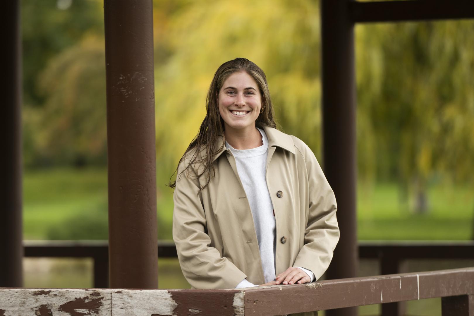 Heidi Heffelfinger, nuevo fichaje del Waterpolo 9802, posa en la azumaya, la característica caseta de madera del parque Yamaguchi.