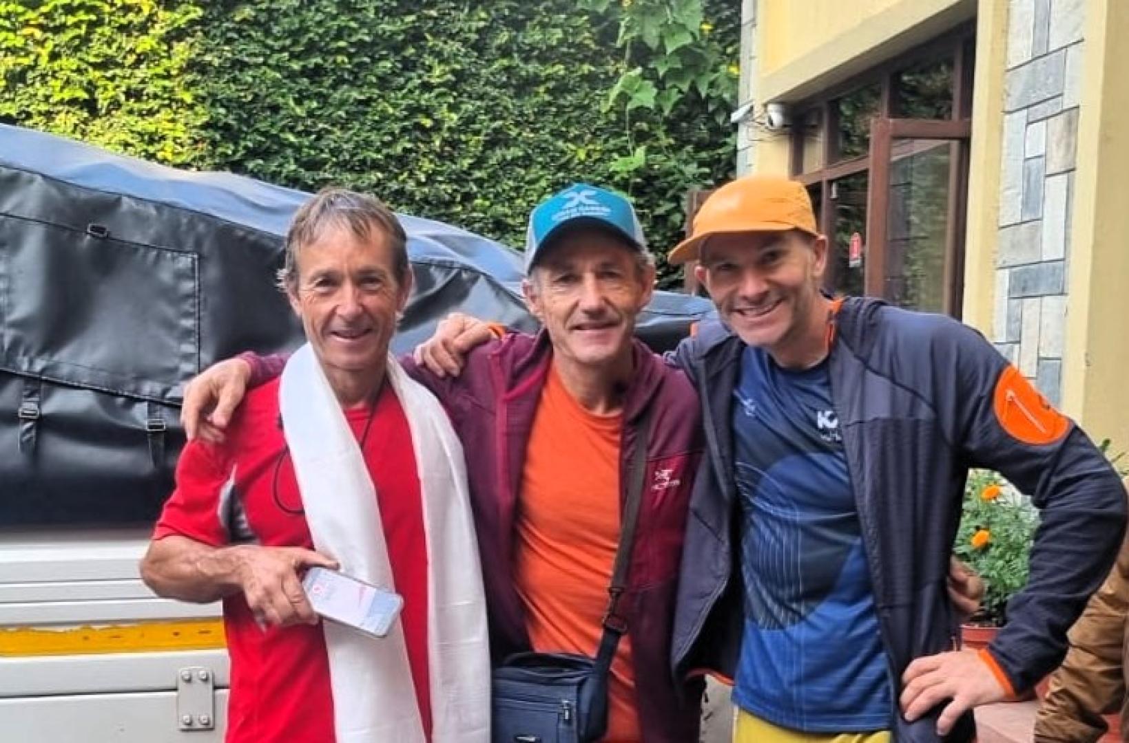 Mikel Saez de Urabain, Mikel Zabalza y Rubén Pérez, en el inicio de la expedición en la que han logrado ascender el Jugal II