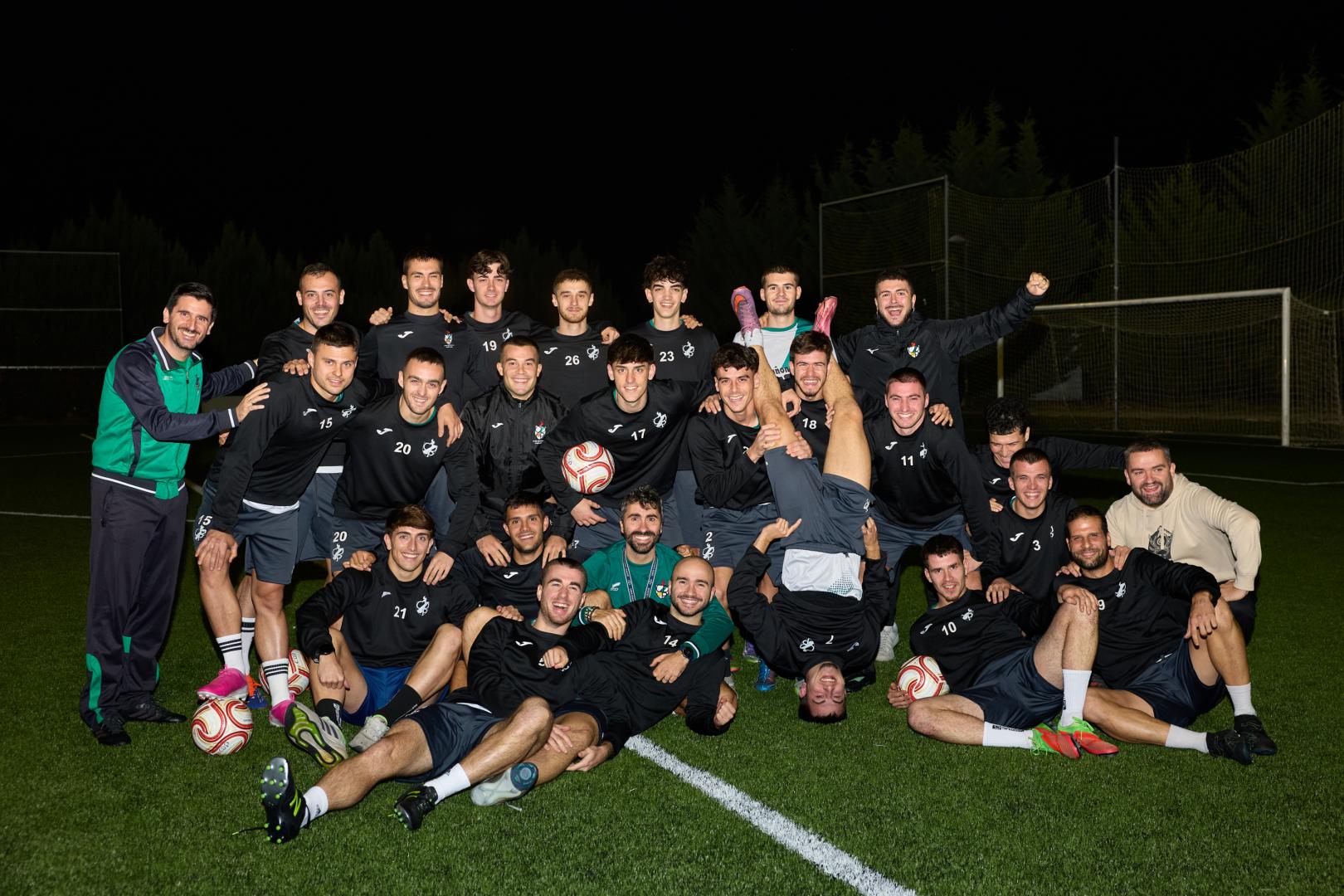 LOS DEBUTANTES. El cuerpo técnico y los jugadores del Pamplona son, arriba (de izda. a dcha.) Óscar Resano (entrenador de porteros), Sergio Amadoz, Xabier Bezunartea, Daniel Baztarrica, Xabier Zaldua, Aitor Suesun, Unai Esparza, Adur Larumbe (delegado); centro, Xabier Cemborain, Mikel Mahugo, Mikel Almagro (segundo entrenador), Javier Barber, RubénChavarrren, Javier Ripa, Javier Zapata, Adrián Pardo, Juan Ibáñez;abajo, Lucas Azaola (fisioterapeuta), Adrián Tabuenca, Martín Saralegui, Carlos Jiménez (preparador físico), Odei Pérez, Hodei Urriza, Mikel Cubillo, Fernando Francés y Julen Labiano (entrenador).