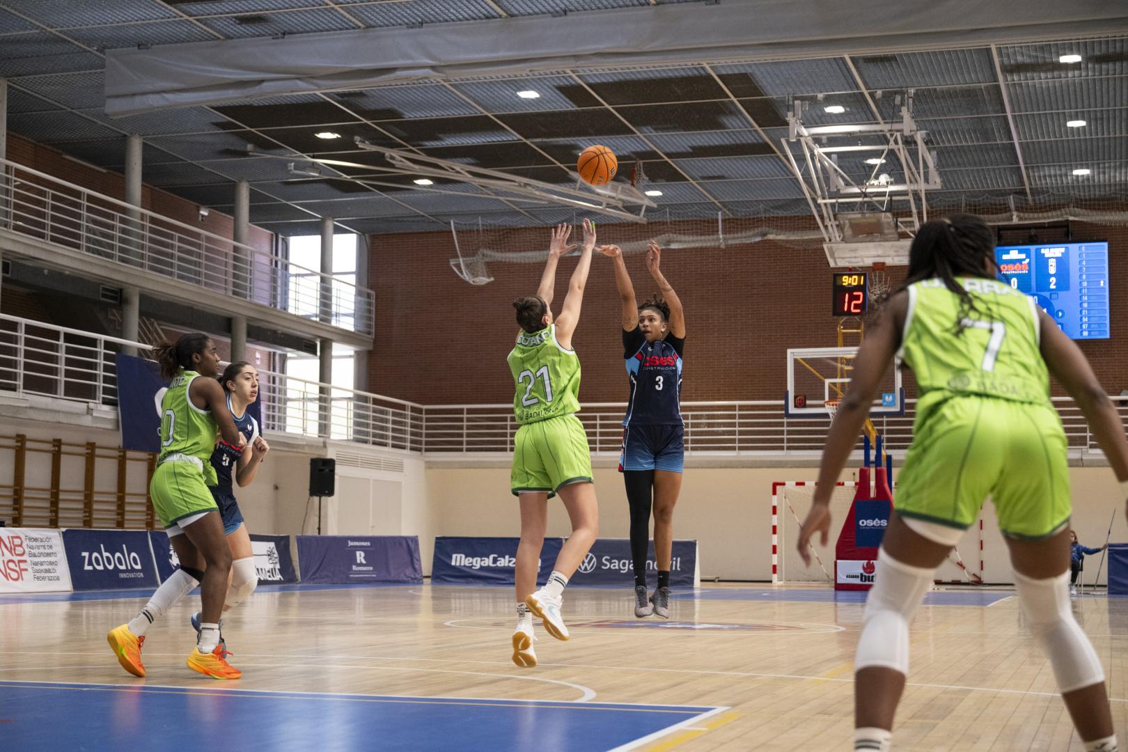 Cesarina Capellán tira a canasta frente a Rebeca Cotano, ala-pívot del Joventut Badalona.