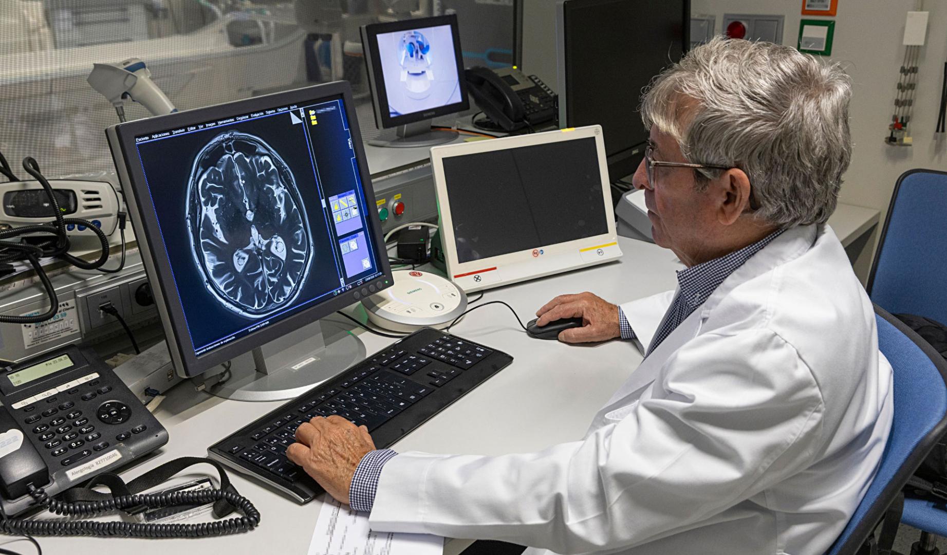 La nueva técnica de procesamiento de resonancia magnética permite visualizar con más claridad la lesión cerebral producida mediante HIFU para tratar el temblor.