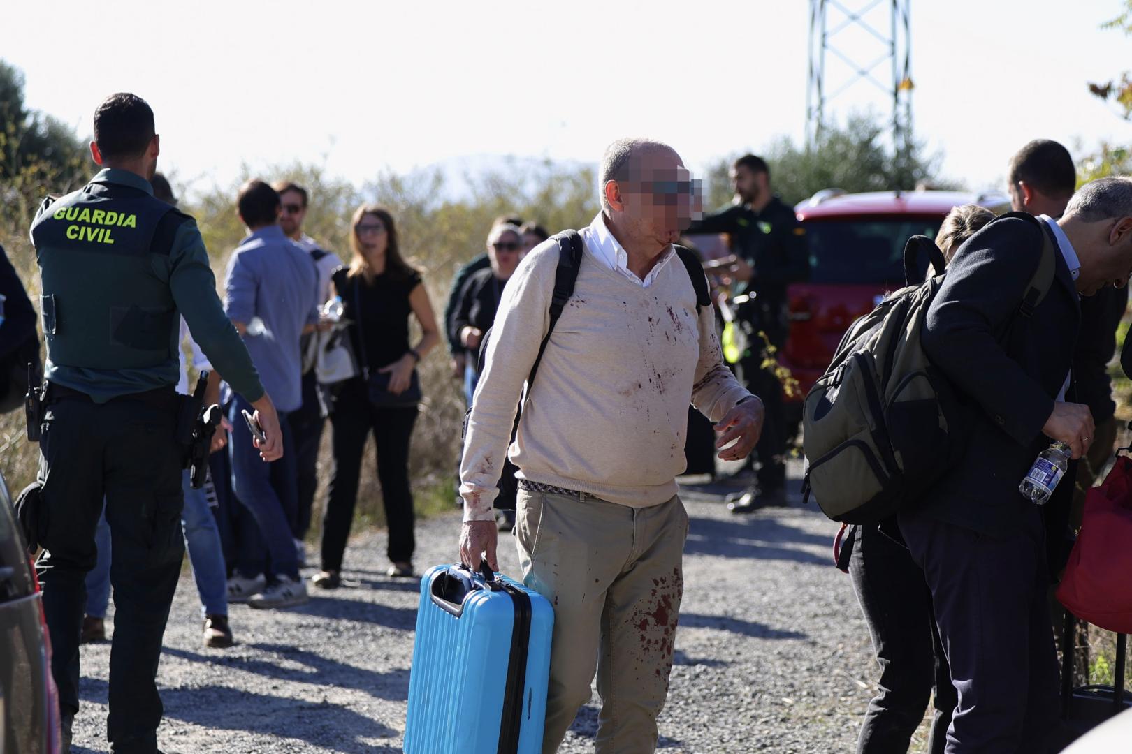 Pasajeros de los trenes siniestrados en Toledo salen por su propio pie en las inmediaciones del accidente de dos trenes de alta velocidad, uno de Renfe y otro de Iryo