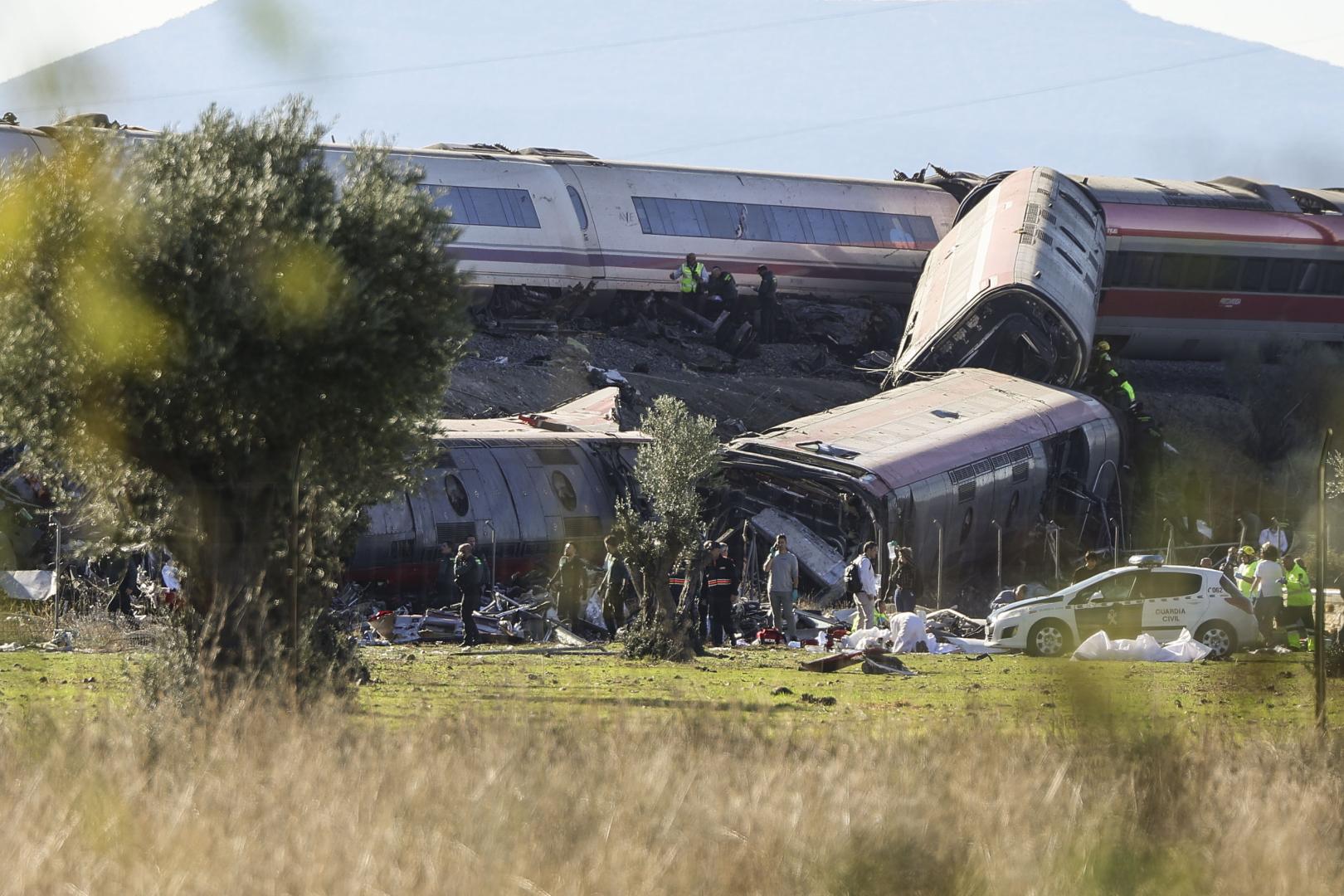 URDA (TOLEDO) 28/10/2026.- Dos trenes de alta velocidad, uno de Renfe y otro de Iryo, han colisionado a primera hora de este miércoles a la altura de la estación de Urda (Toledo), según han informado a EFE fuentes del servicio de emergencias 112, que han indicado que dos vagones han caído por un terraplén. EFE/Ismael Herrero