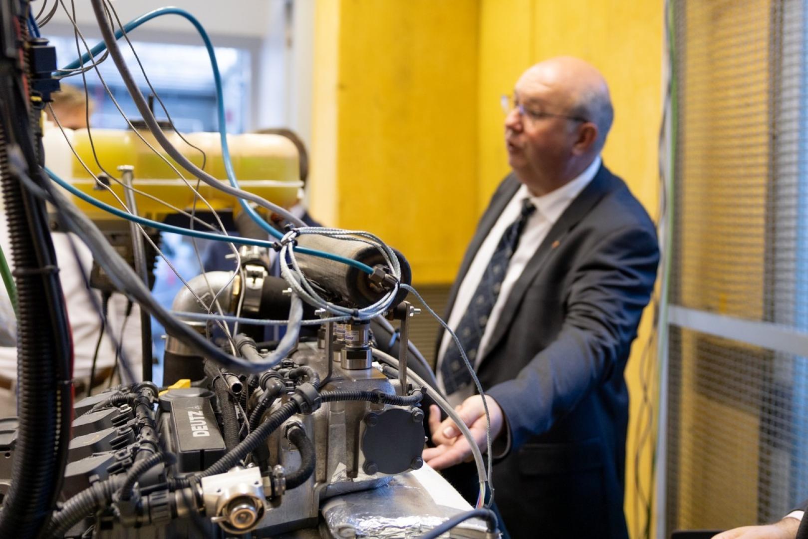En primer plano, el motor resultado del proyecto
