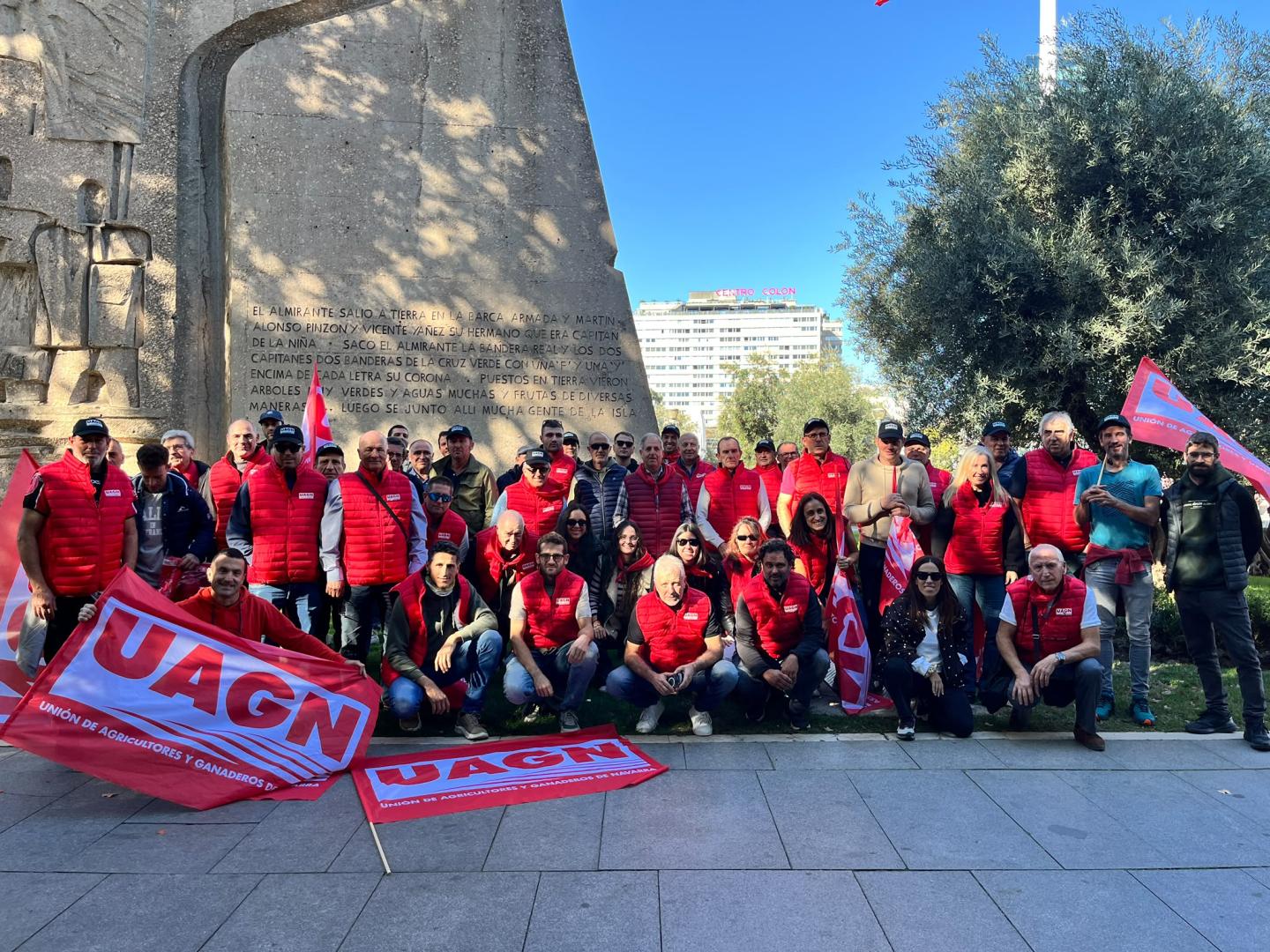 Un grupo de agricultores y ganaderos de Navarra (Sindicato UAGN) que han acudido este miércoles a Madrid para reivindicar mejoras para el sector