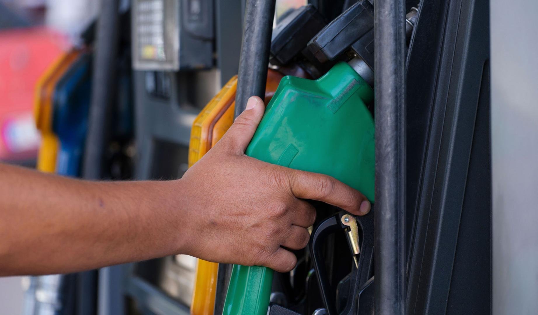 Imagen de una persona que coge un dispensador de gasoil