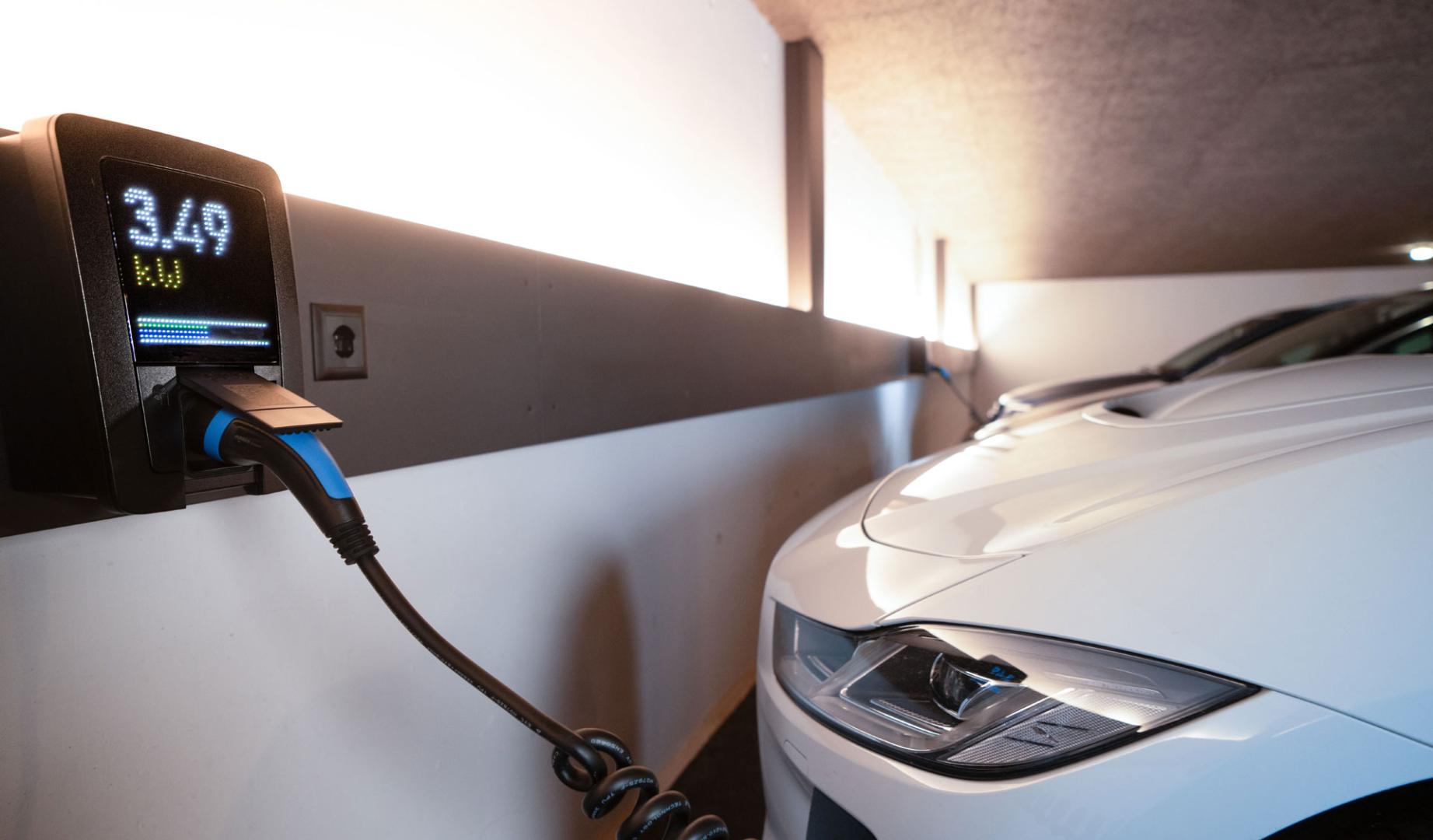 Sistema de recarga de un coche eléctrico instalada en un garaje.