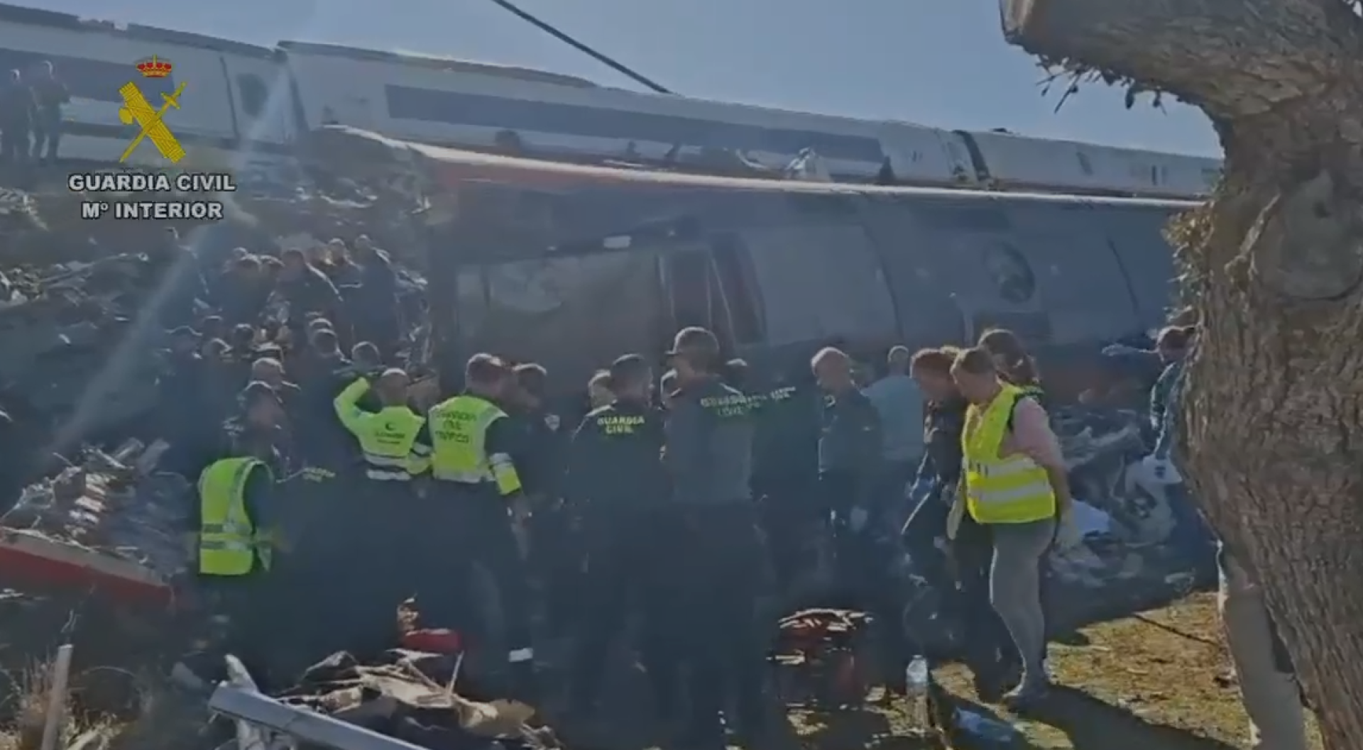 Vídeo: Efectivos de la Guardia Civil trabajan en el lugar del accidente entre dos trenes en Toledo