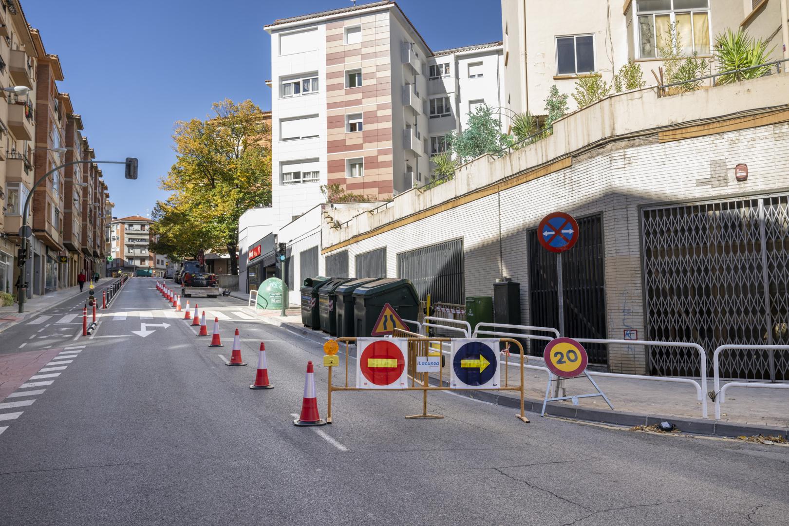 *A: Irati Aizpurua San Román *F: 28-10-26 *T: Cortado el tráfico en la Calle de Sangüesa. *L: Calle de Sangüesa, Pamplona.