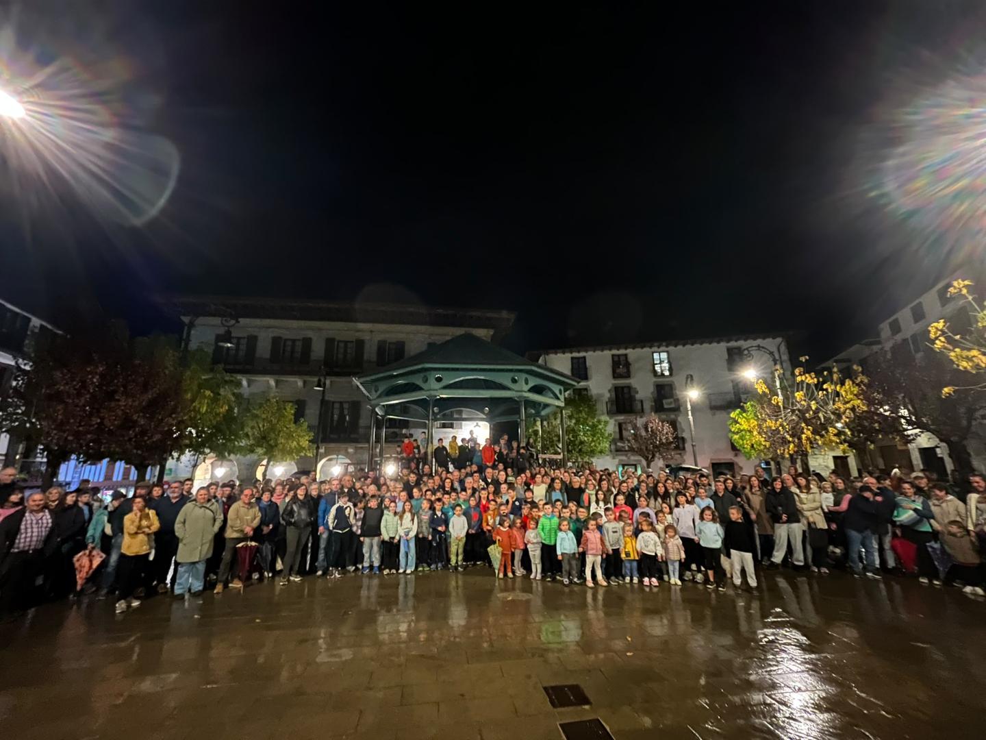 Imagen de la concentración de este martes en la plaza Zaharra, de Lesaka.