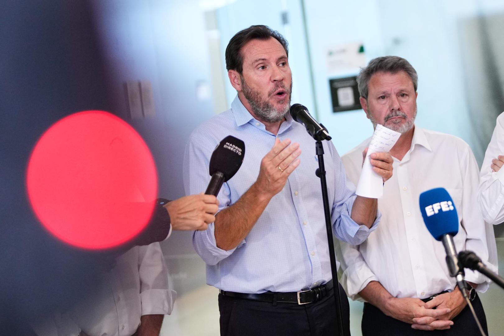El ministro de Transportes, Óscar Puente, comparece ante los medios de comunicación en el Centro de Control del gestor de la infraestructura ferroviaria, Adif, en Madrid, para informar del accidente en Urda