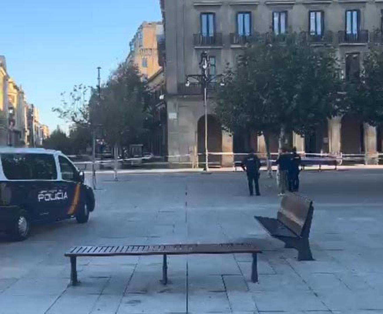 Acordonan la Plaza del Castillo y parte de Carlos III por una maleta sospechosa