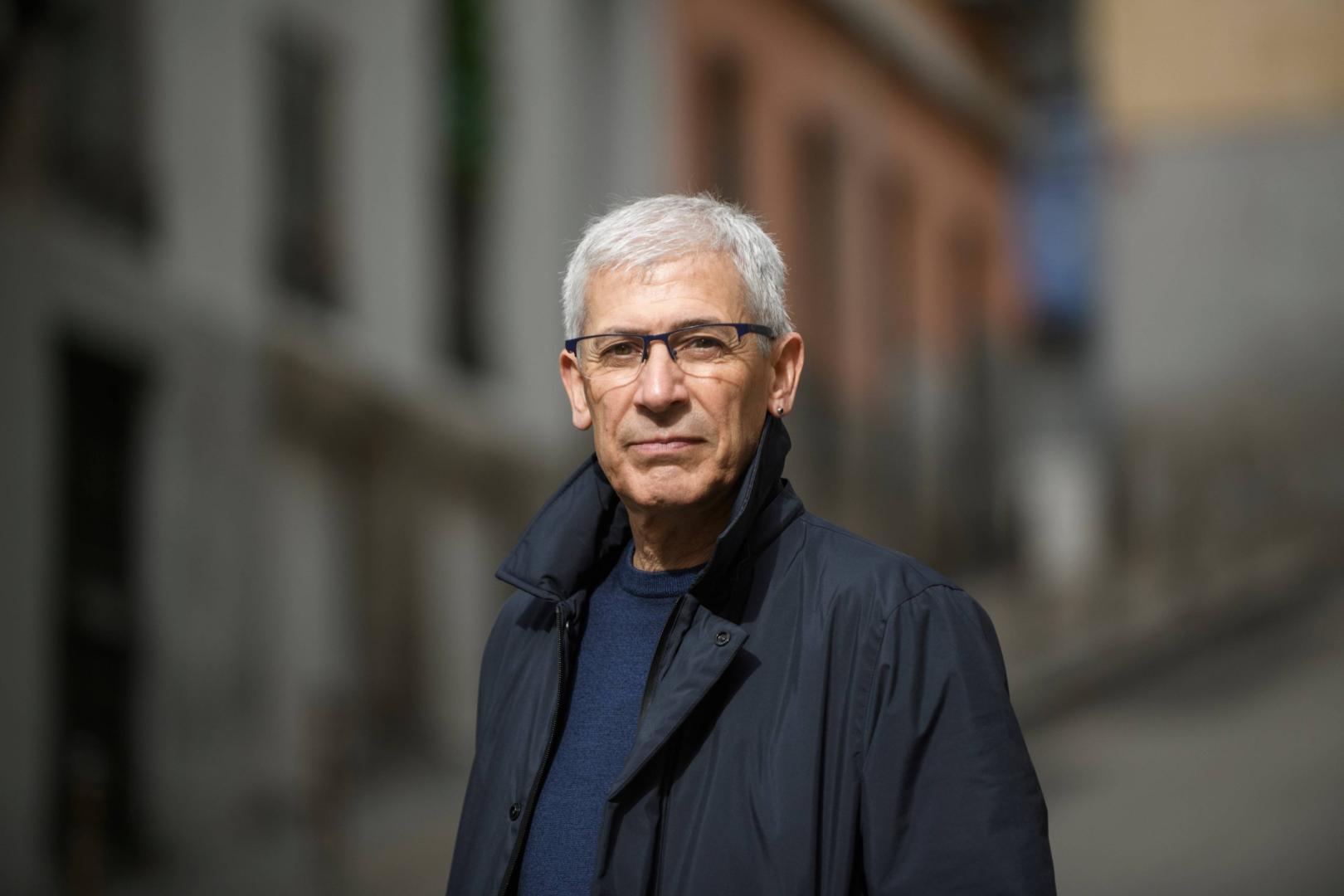 José Ovejero ha escrito poesía, ensayo, libros de viajes, cuentos y novelas. Su anterior ficción, Una belleza terrible (2025), la escribió junto a Edurne Portela