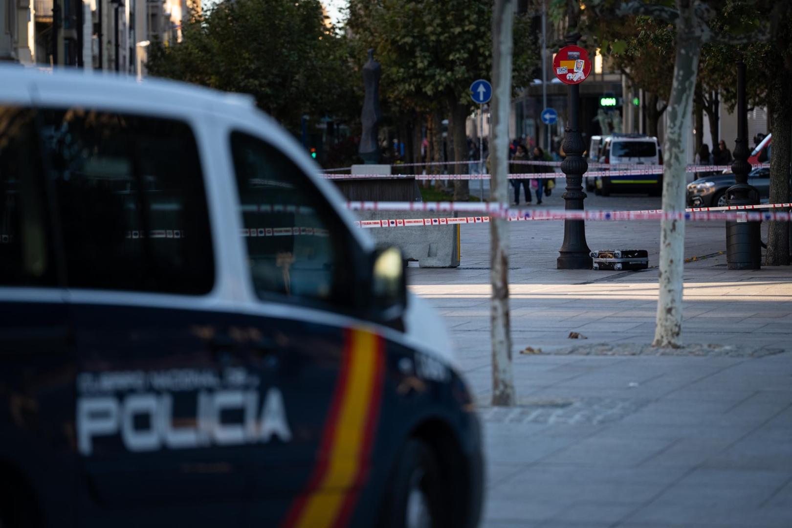 La maleta sospechosa, en el suelo con la zona acordonada