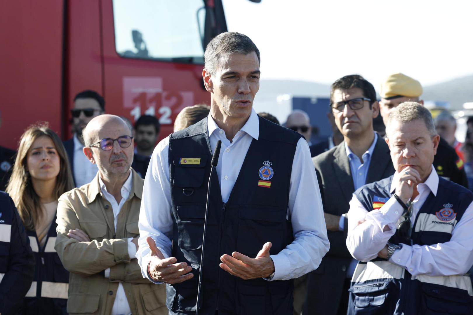 El presidente del Gobierno, Pedro Sánchez, junto al presidente de Castilla-La Mancha, Emiliano García-Page, realiza declaraciones a los medios durante su visita al lugar del accidente de dos trenes de alta velocidad en Urda