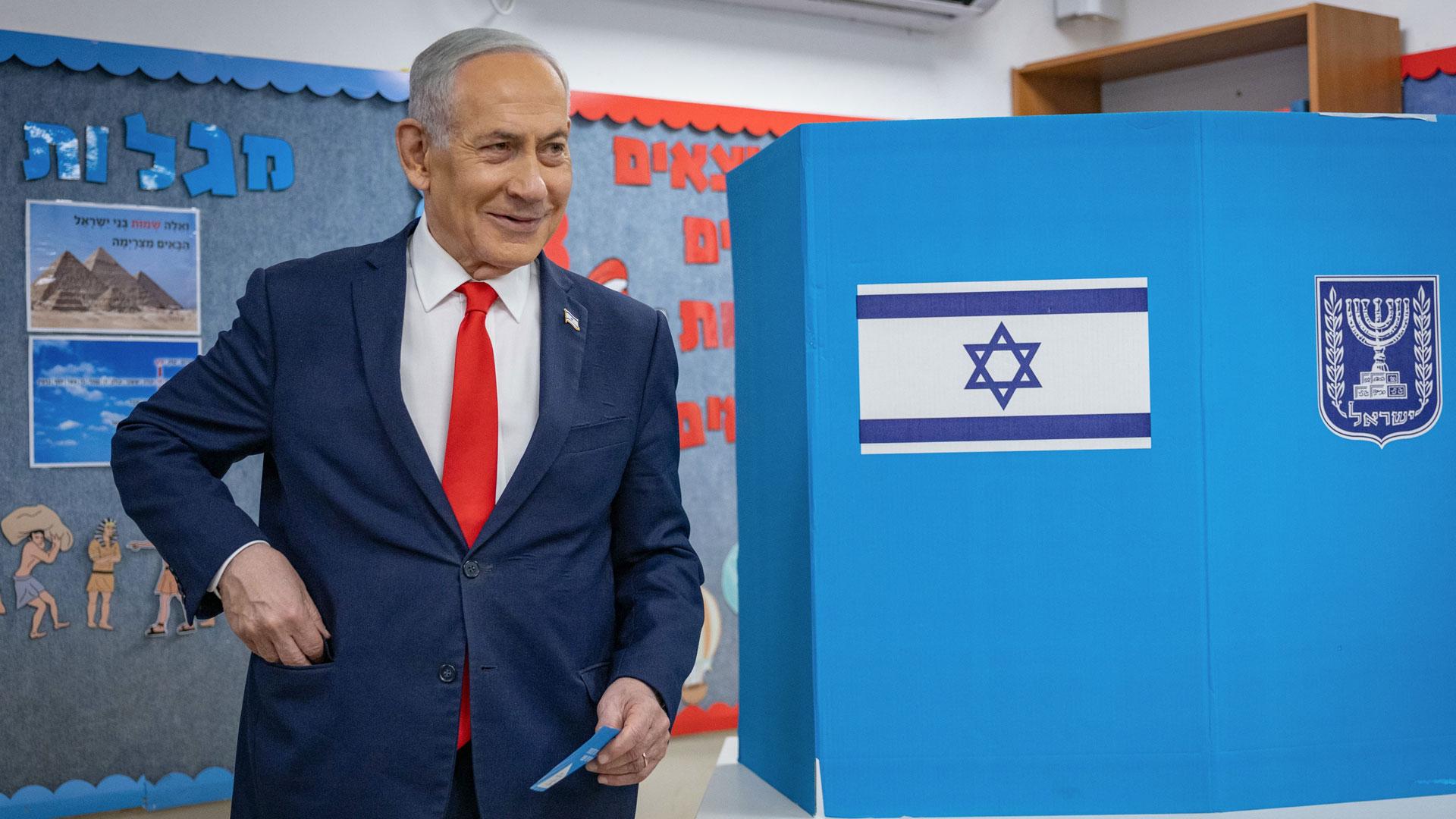 El aún primer ministro israelí, Benjamín Netanyahu, ejerciendo su derecho a voto este martes
