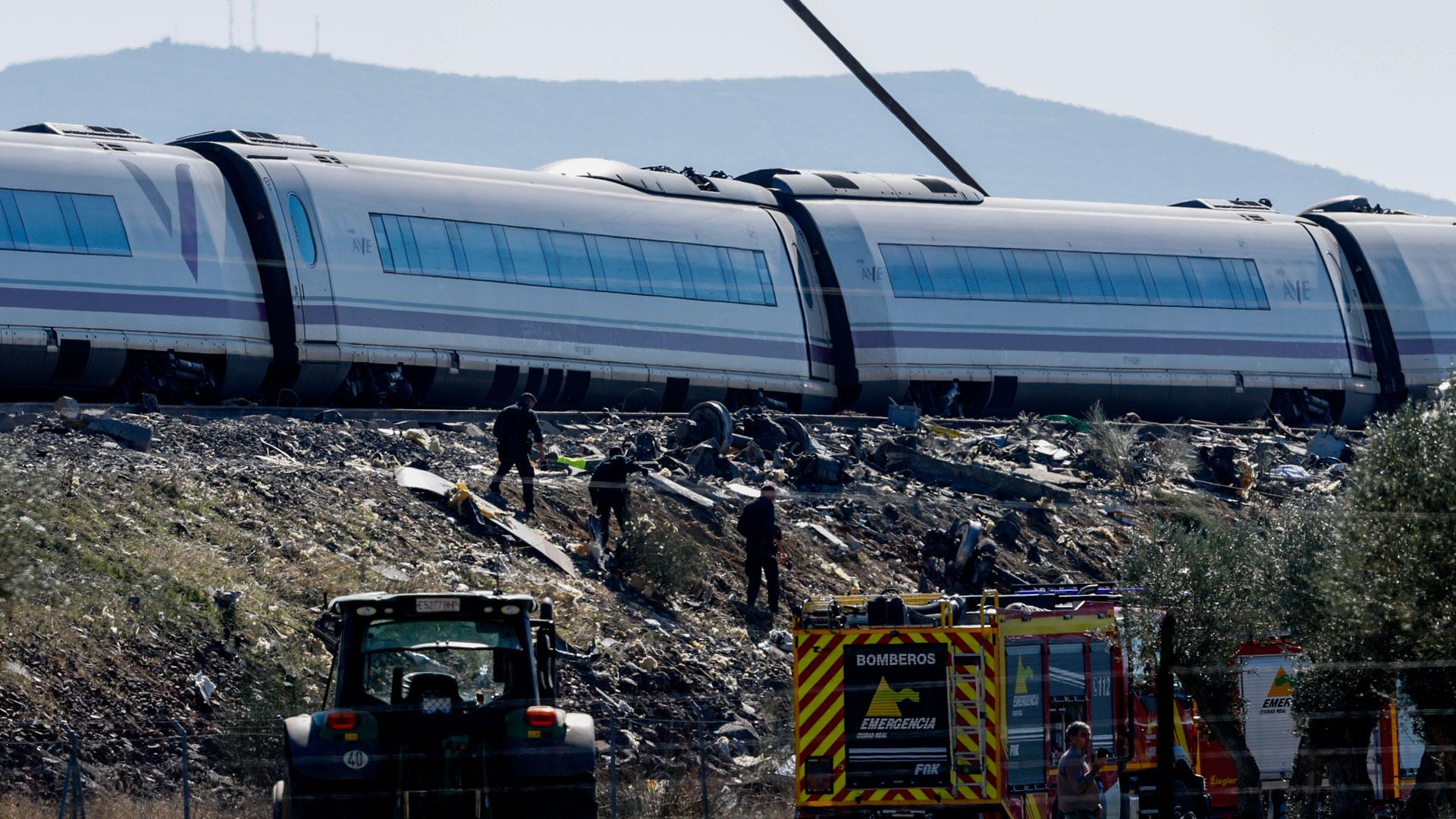 Servicios de emergencia y miembros de la Guardia Civil trabajan en el lugar del accidente de dos trenes de alta velocidad que han colisionado en Urda (Toledo)