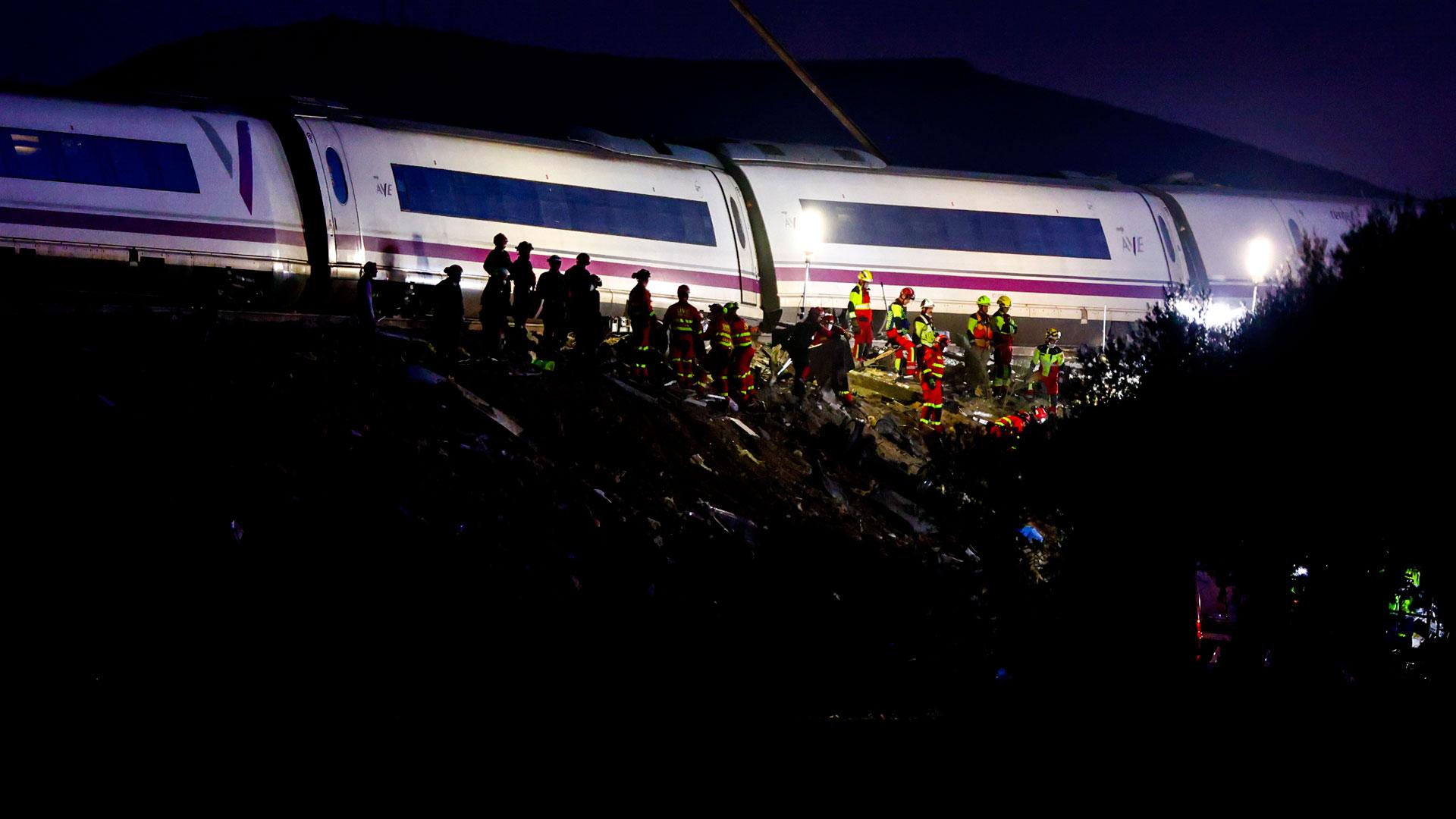 Servicios de emergencia trabajan en el lugar del accidente ferroviario en Urda aunque ya ha anochecido buscando supervivientes o fallecidos entre los restos de los trenes