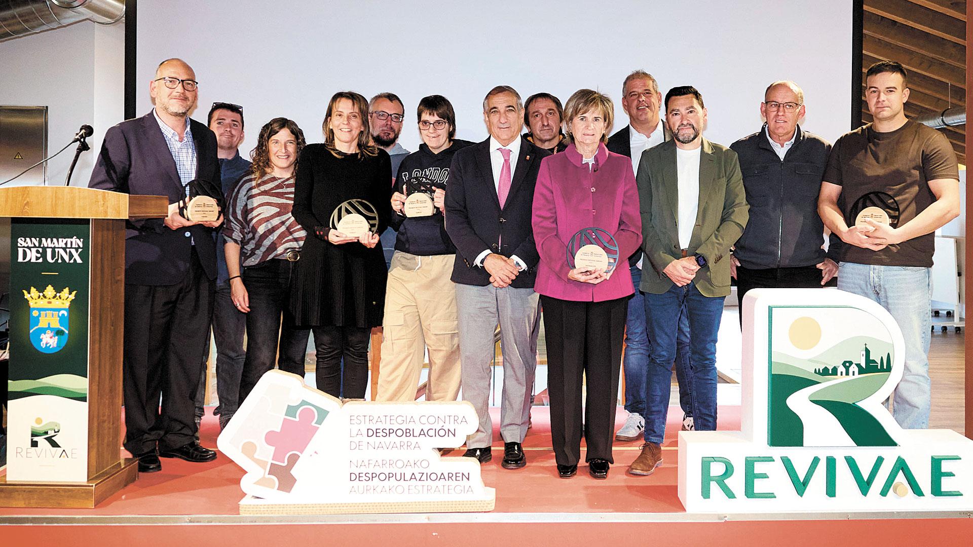 Premiados y representantes institucionales posan tras la entrega de premios que tuvo lugar ayer en San Martín de Unx