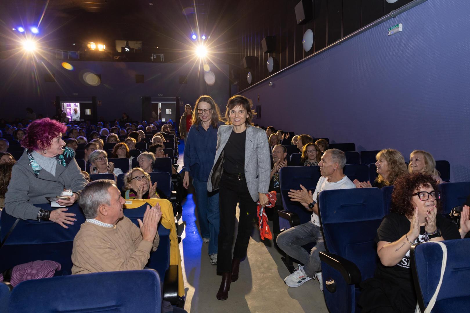 La directora Ione Hernández (izquierda) y la actriz Elena Anaya (derecha) entrando a la sala del Cine Moncayo de Tudela para presentar su película ‘Hermanas’, ante el aplauso de los asistentes