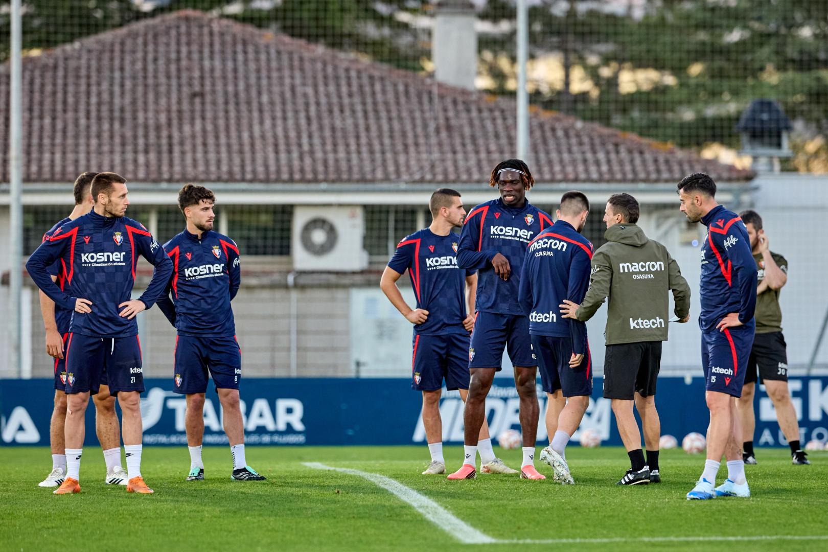Alkiza, organizando este miércoles las jugadas de estrategia