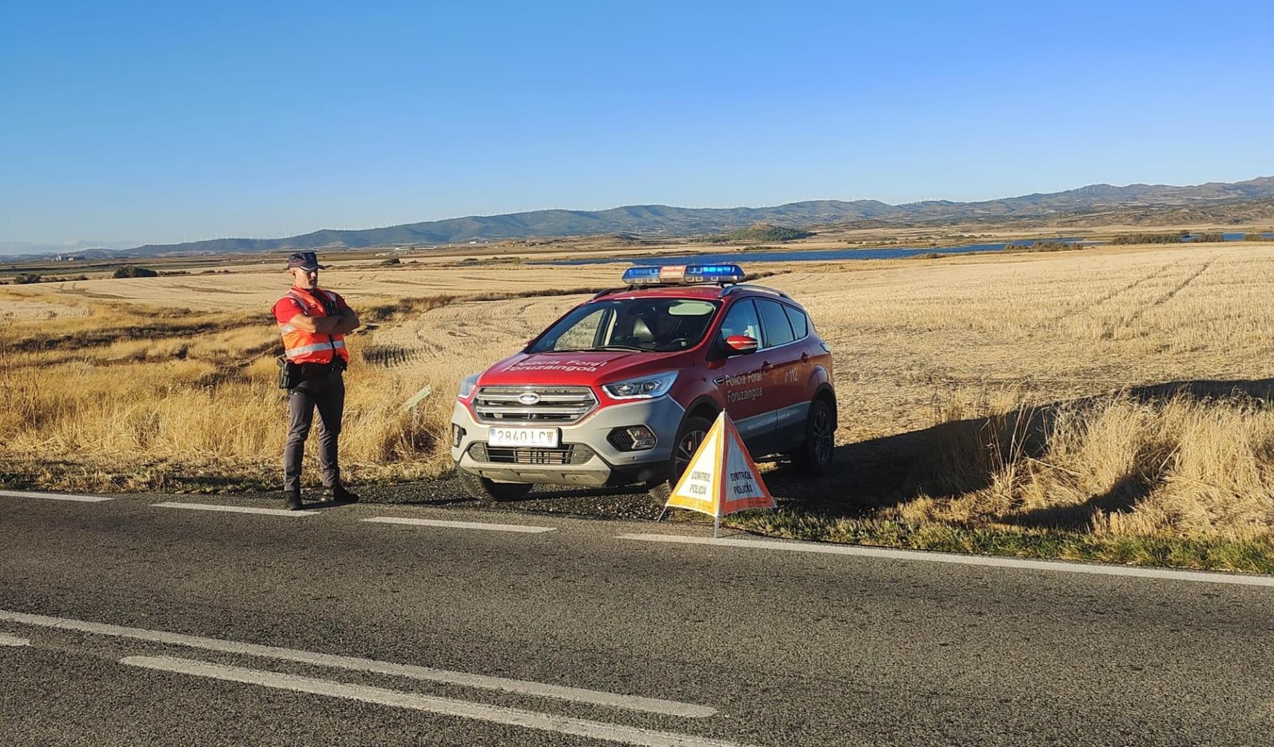 Policía Foral refuerza la seguridad vial en la NA-5330 por batidas de jabalíes en el entorno de la Laguna de Pitillas