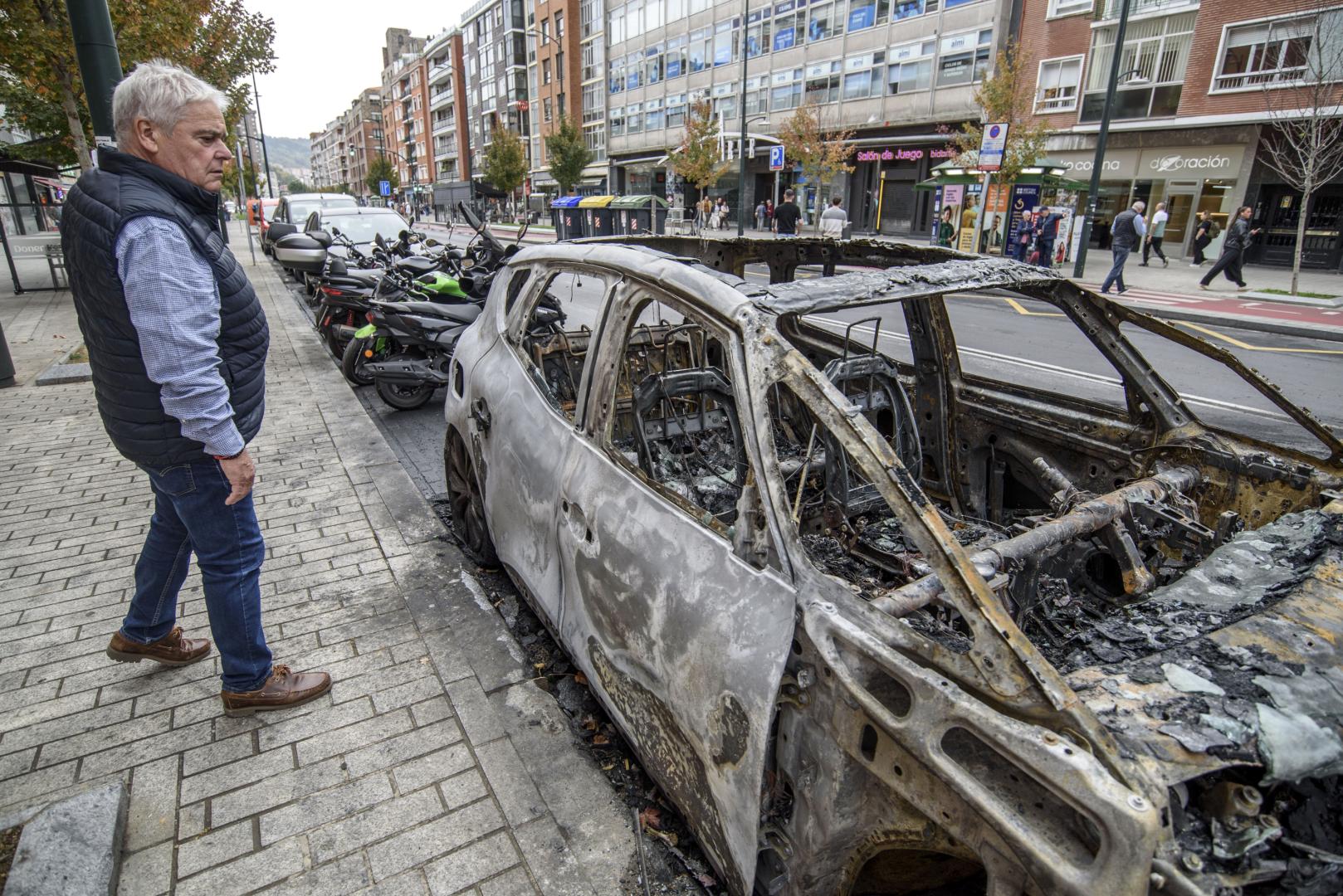 Un coche calcinado, tras los actos de violencia callejera de Bilbao