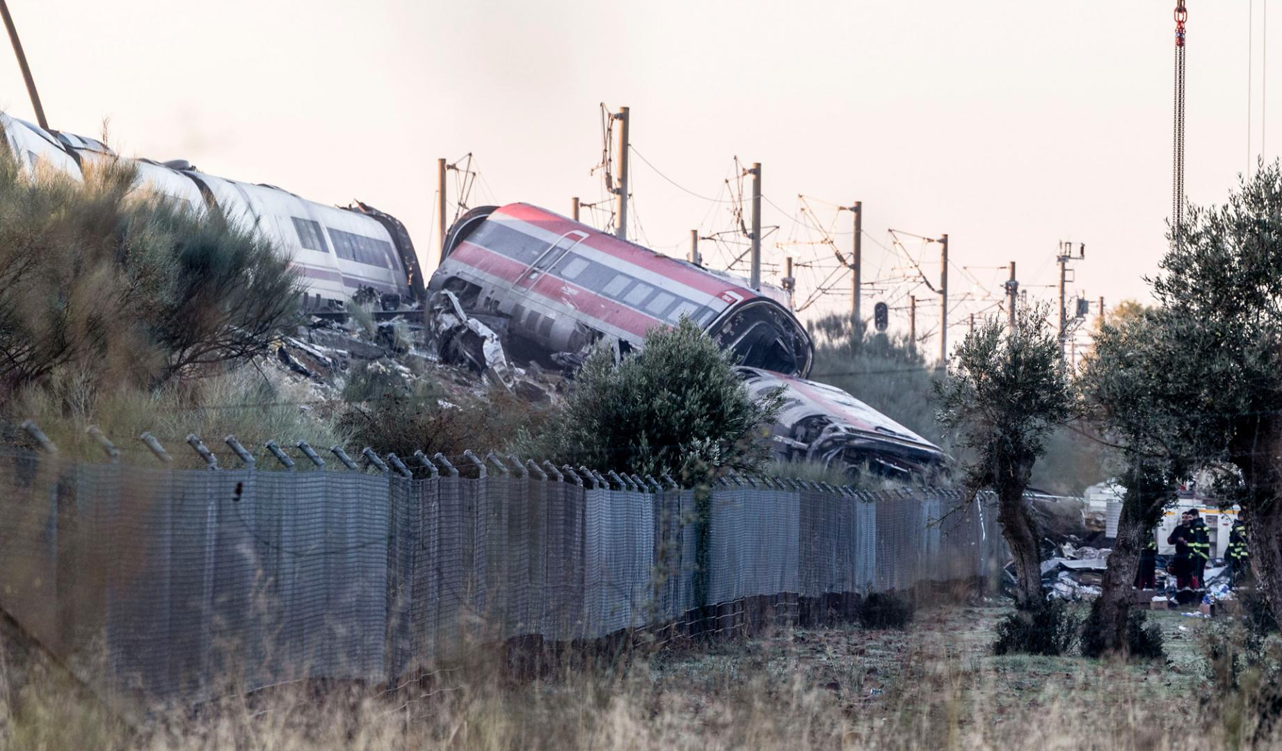 Los servicios de emergencia junto a maquinaria pesada trabajan en el lugar del accidente ferroviario un día después del suceso, este jueves, en la localidad toledana de Urda.