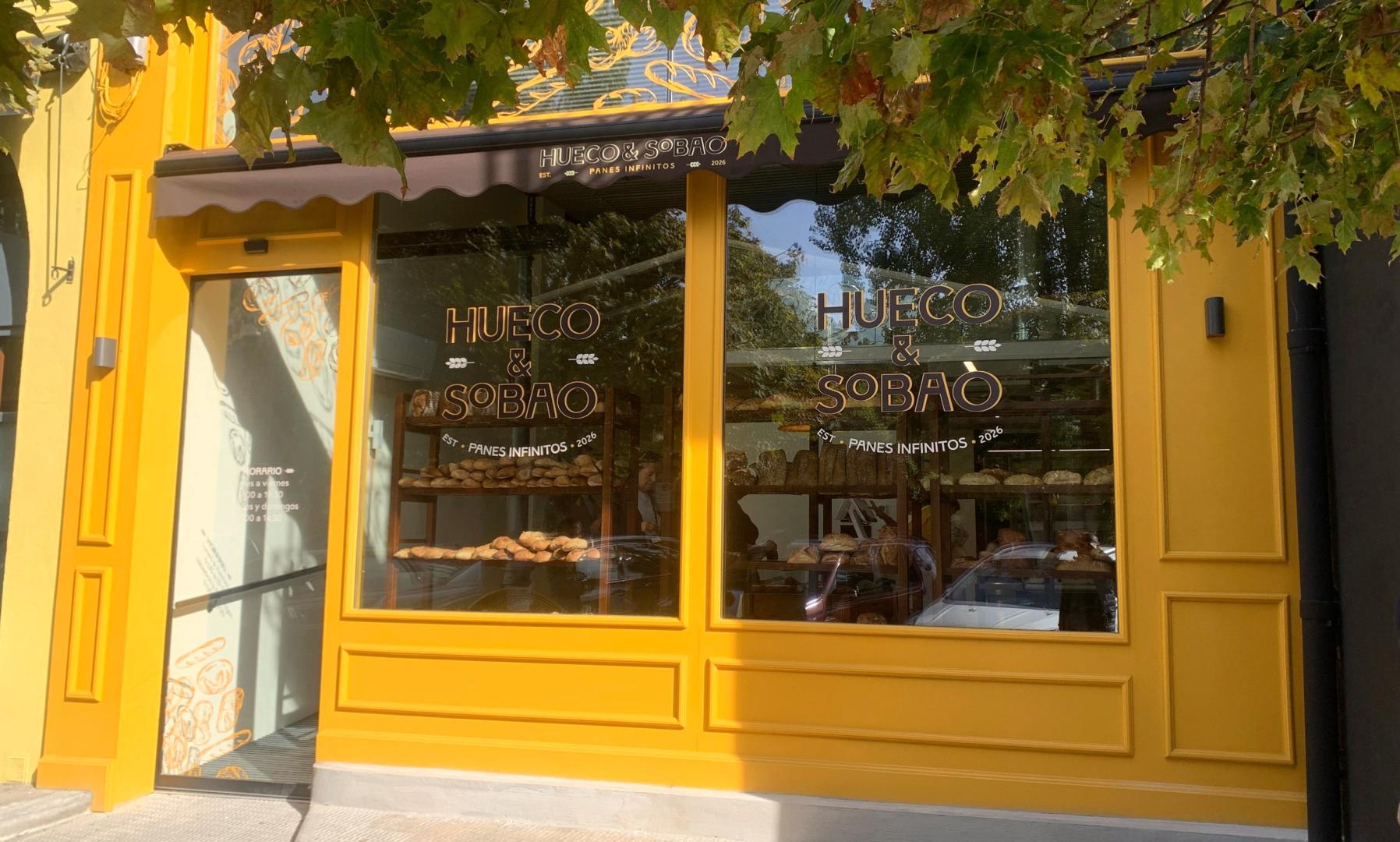 El escaparate de Hueco & Sobao, la nueva panadería de la calle Iturrama 62 de Pamplona