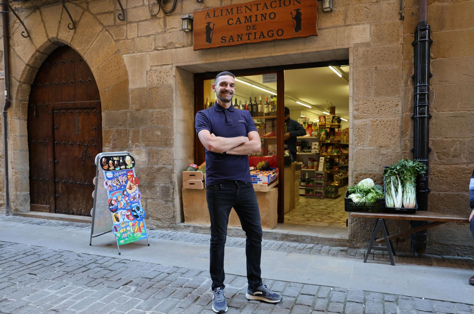 Javier Campuzano, delante de Alimentación Camino de Santiago