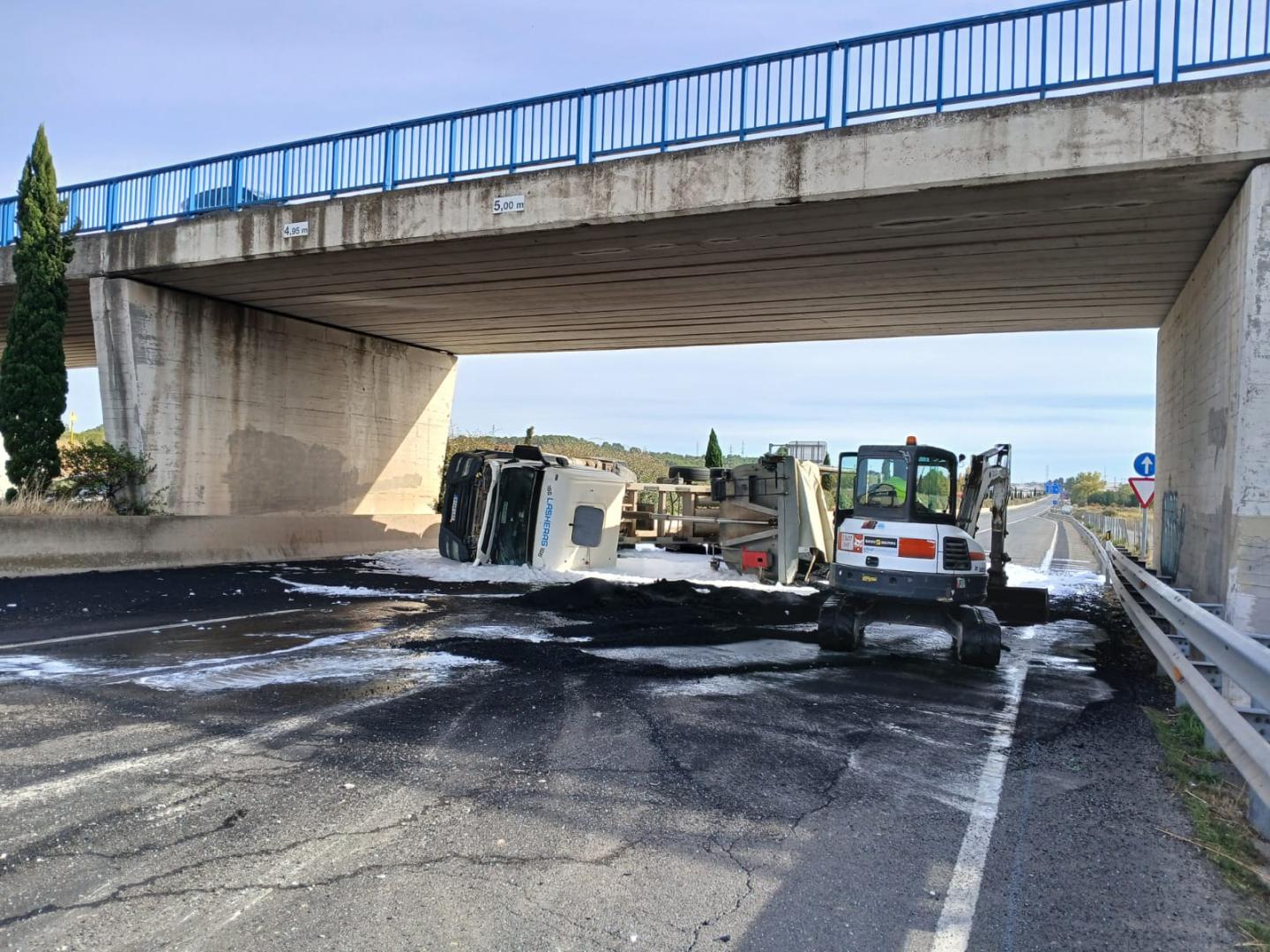 Camión articulado volcado en la A-68