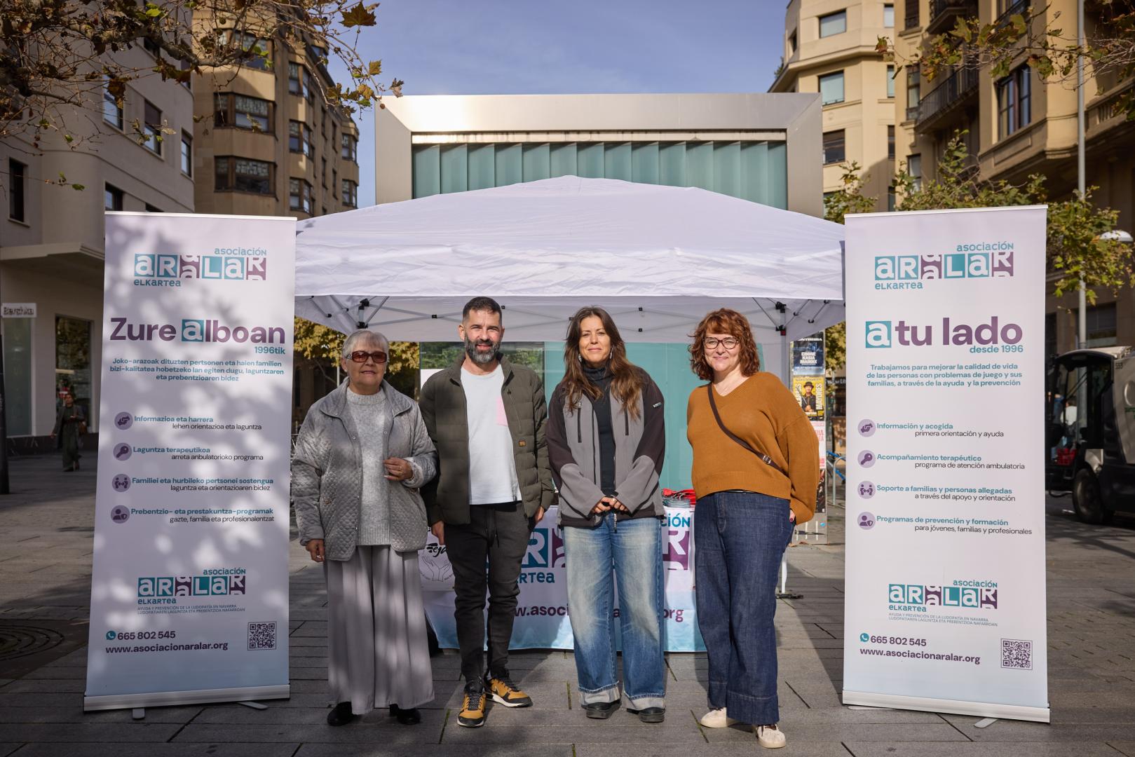 De izda a dcha: Edurne, Manuel Buzón, Carlota Molinero (directora) y Yulia Kovarskaya (técnico administrativa), el jueves por la mañana, en la carpa informativa que instalaron en Carlos III.
