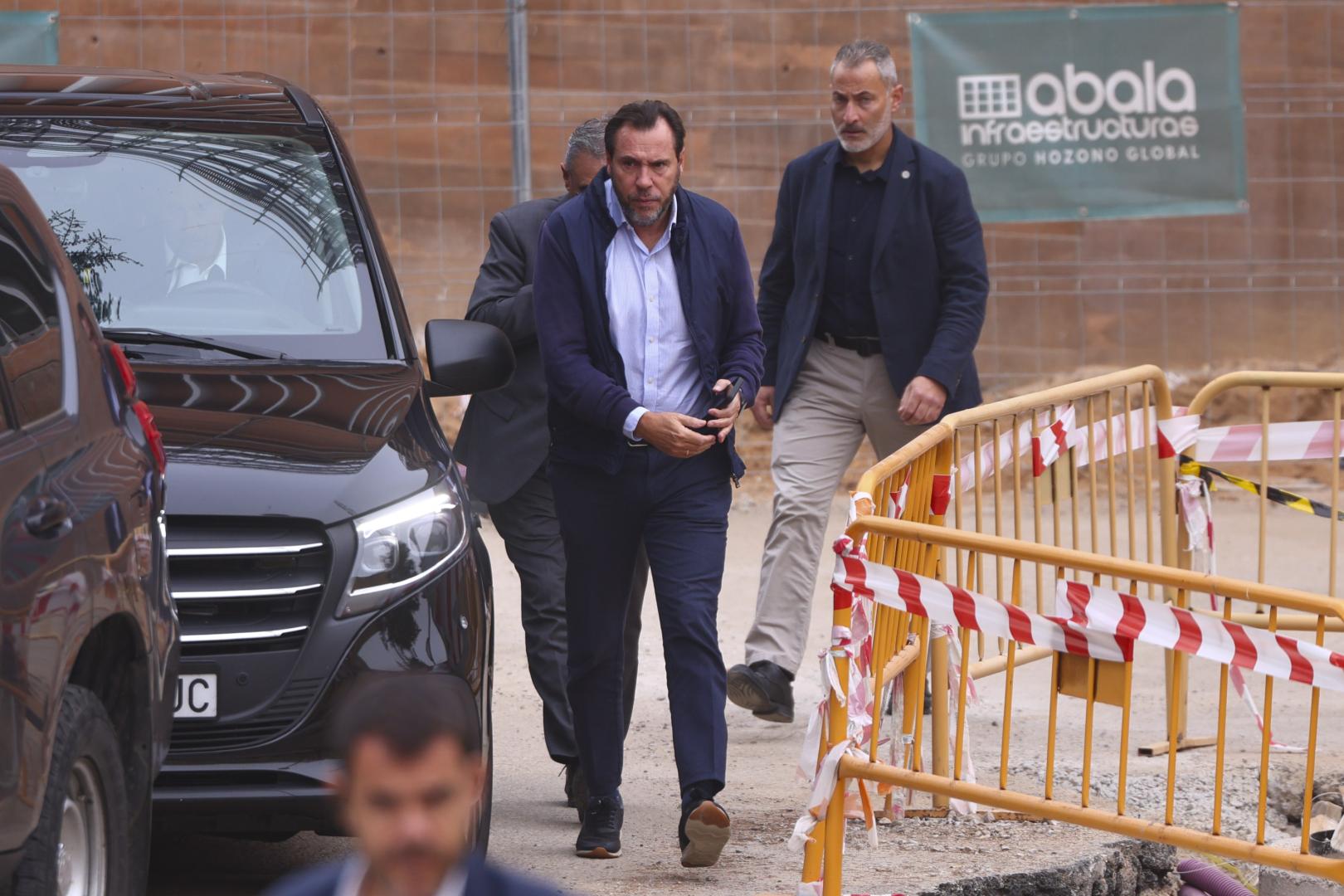 El ministro de Transportes, Óscar Puente (c), a su llegada a la reunión del Centro de Coordinación Operativa Integrado (CECOPI) este jueves en Toledo, en el primer día de luto oficial de los tres decretados por el Gobierno por el trágico accidente ferroviario de Urda