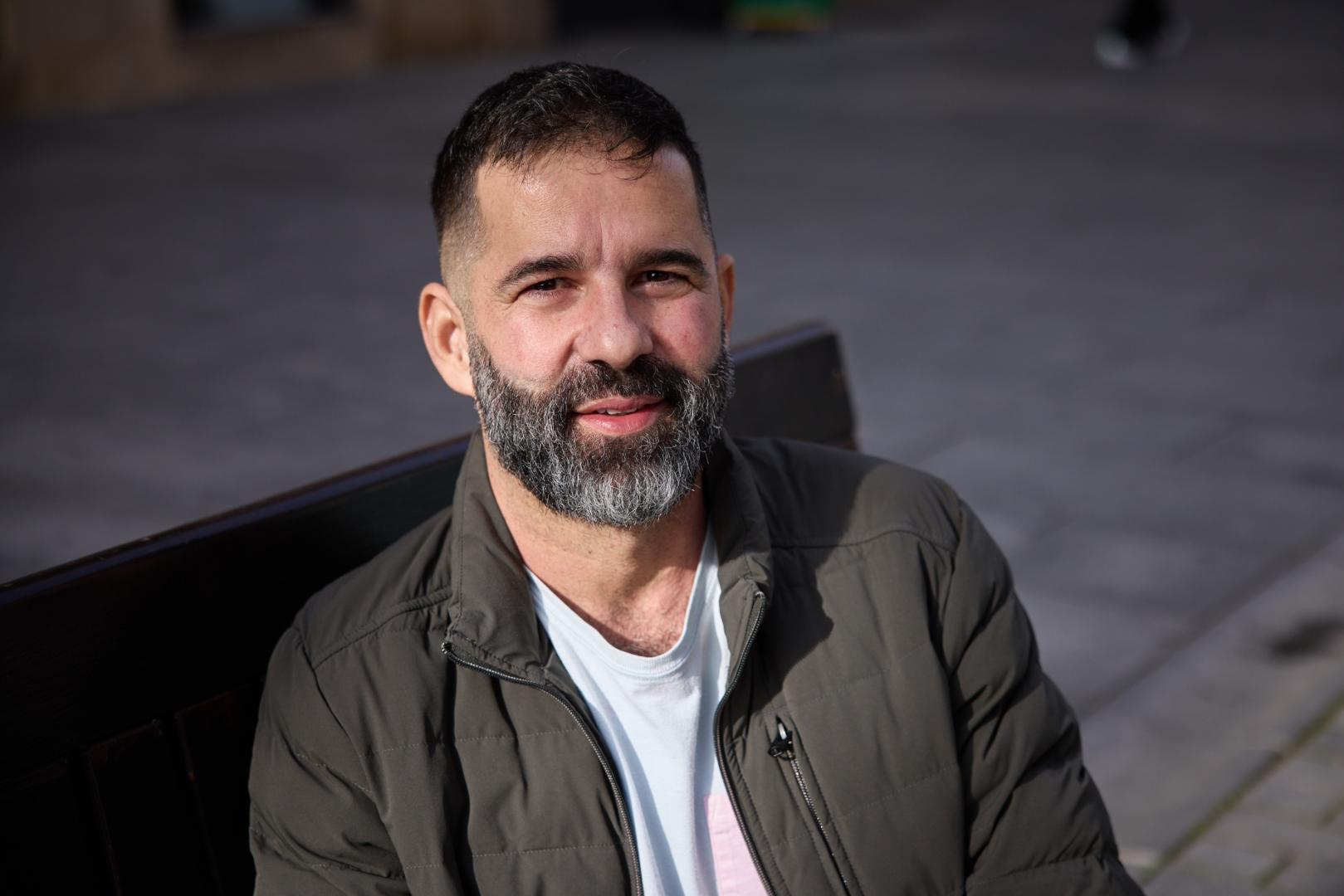 El sevillano Manuel Buzón Fuentes, de 46 años, en la avenida Carlos III de Pamplona, donde participó en una jornada informativa con la asociación Aralar, de lucha contra la ludopatía.