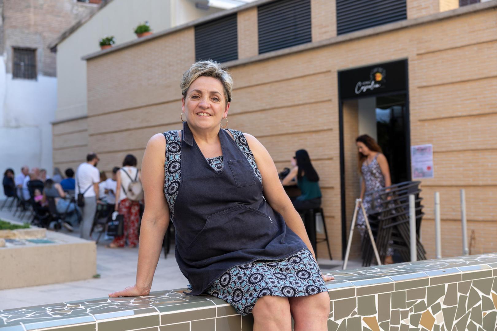 Virginia Coscolín Jiménez frente a su local, Horno Coscolín