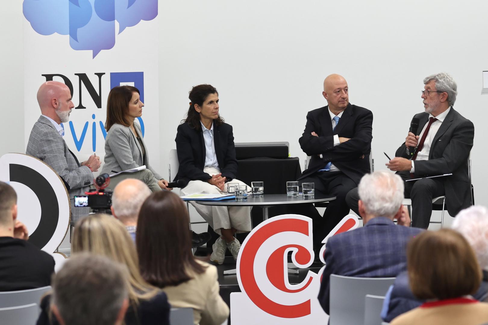 De izda. a dcha., los periodistas de Diario de Navarra, Yulen Garmendia y Diana de Miguel, junto a Sara Velázquez, Miguel Elizari y Juan las Navas