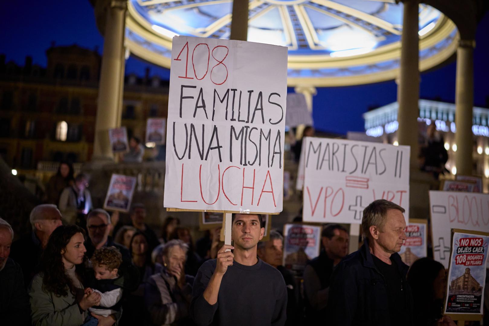 Decenas de familias se concentraron en la plaza del Castillo para reclamar una solución para Maristas