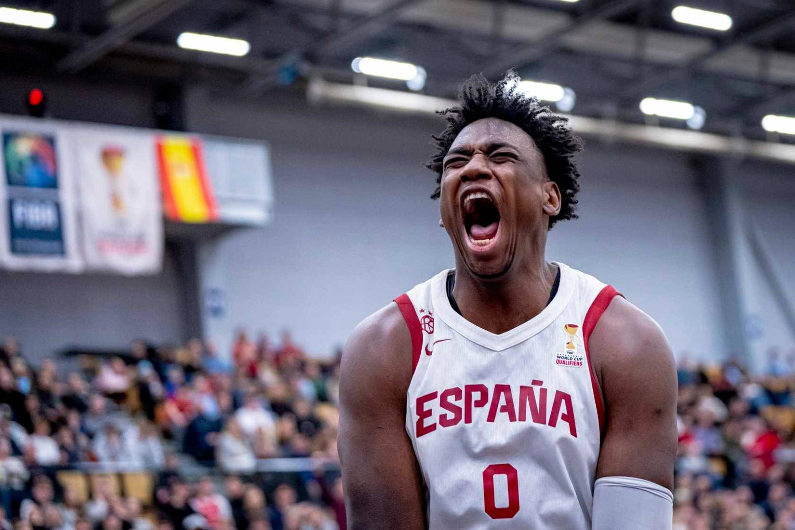El pívot tudelano asombró en su primer partido con la selección española. En la imagen, Great Osobor celebra una canasta.