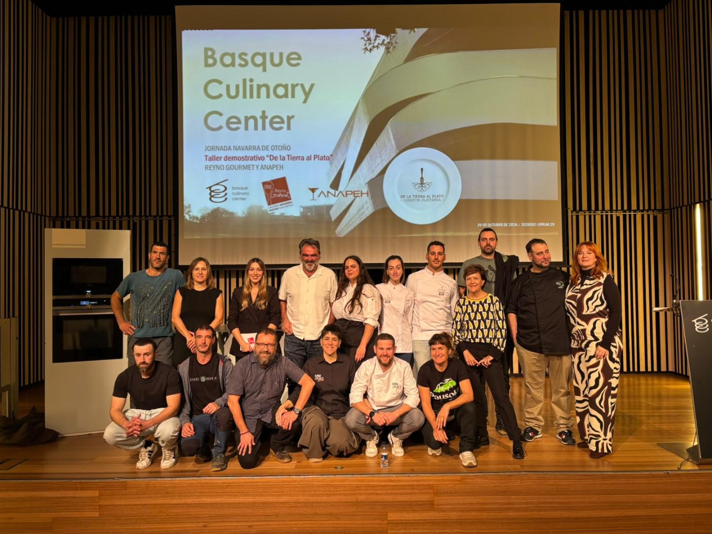 Foto de familia con autoridades y participantes en la jornada