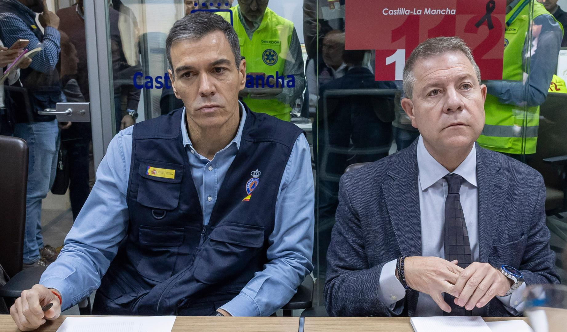 El presidente del Gobierno, Pedro Sánchez (i) y el presidente de Castilla-La Mancha, Emiliano García-Page, durante la reunión del Centro de Coordinación Operativa Integrado (CECOPI) que se reúne este viernes en Toledo para analizar el accidente ferroviario de Urda