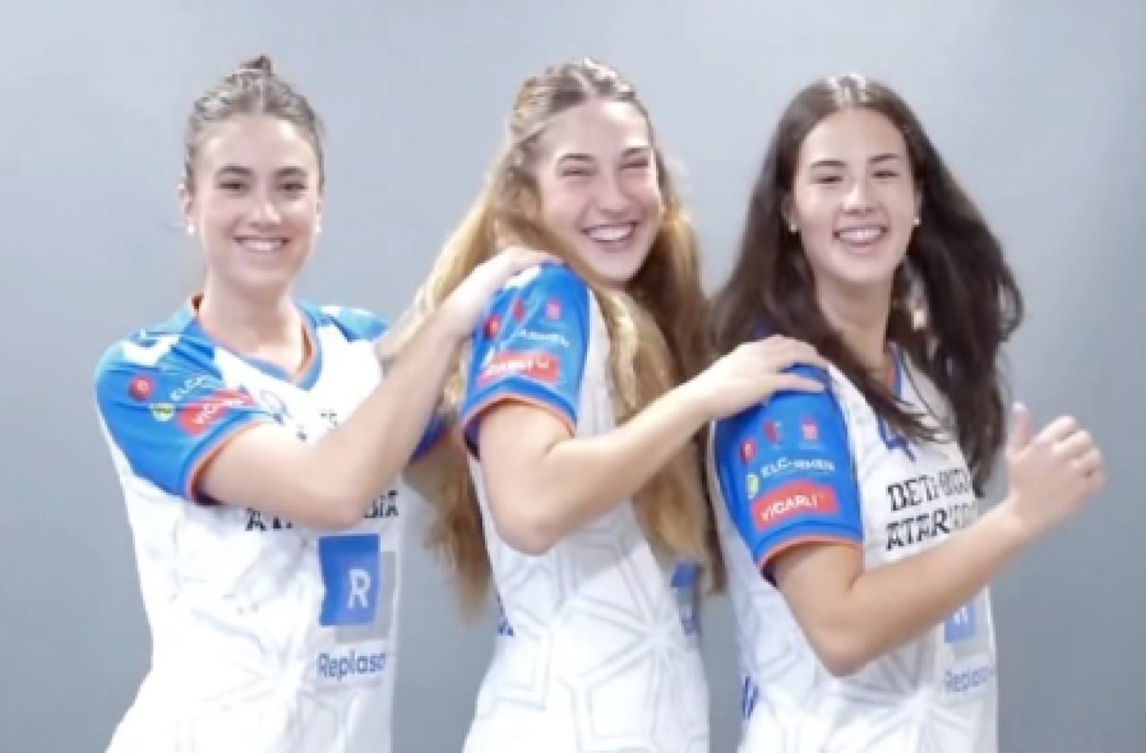 Laida Urbitarte, Estitxu Rodríguez y Libe Arruabarrena, en un momento de su baile en el vídeo de Replasa Beti Onak