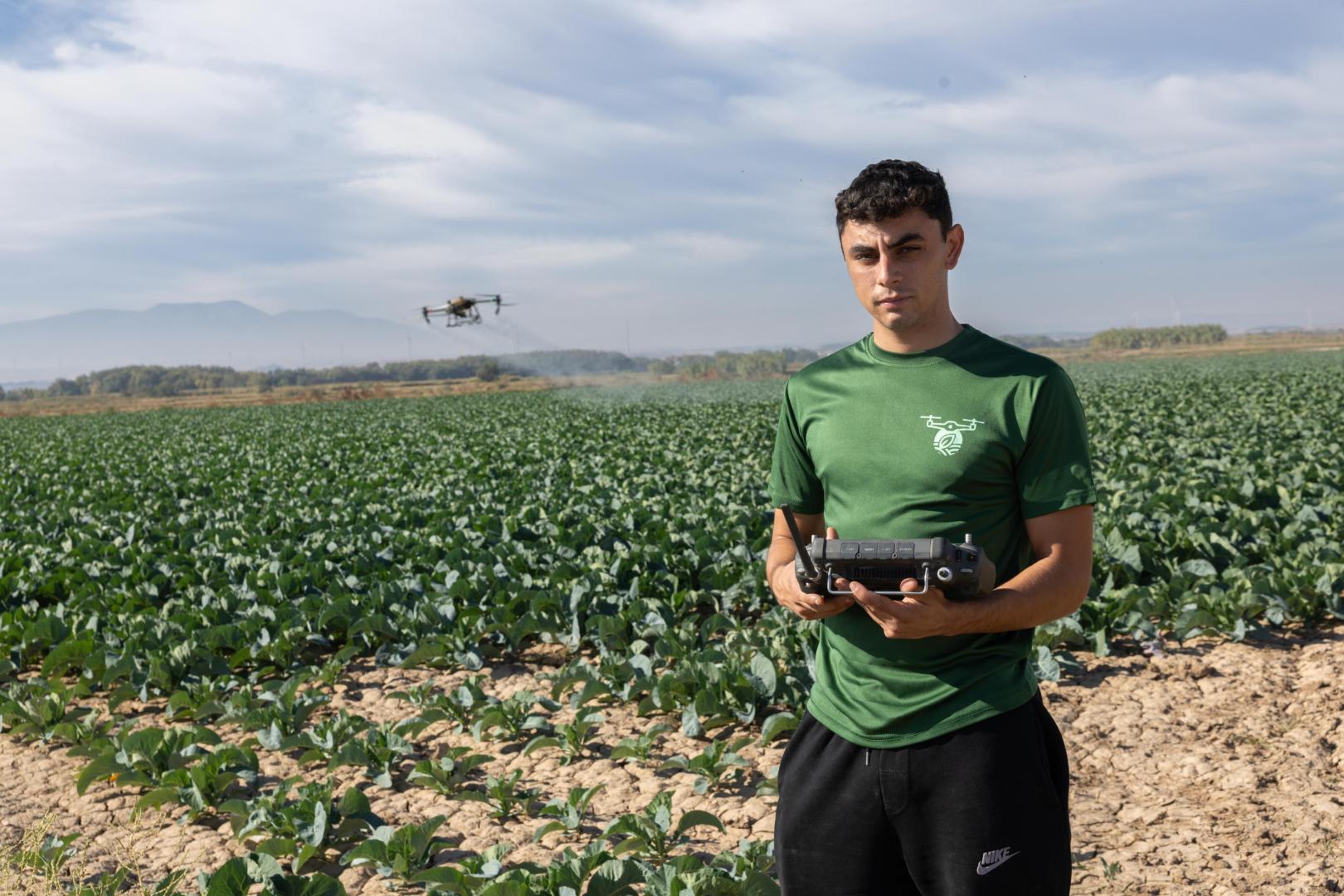 Samuel Arrondo posa junto a su dron, al fondo