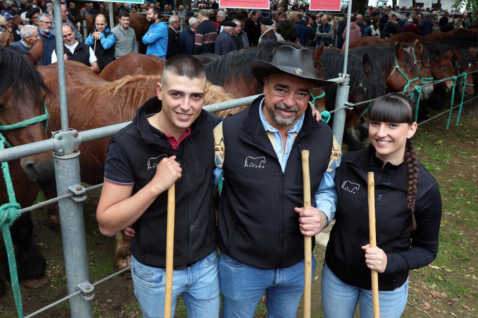 Jon Etxaide Mortalena, flanqueado por sus hijos Julen y Joana.