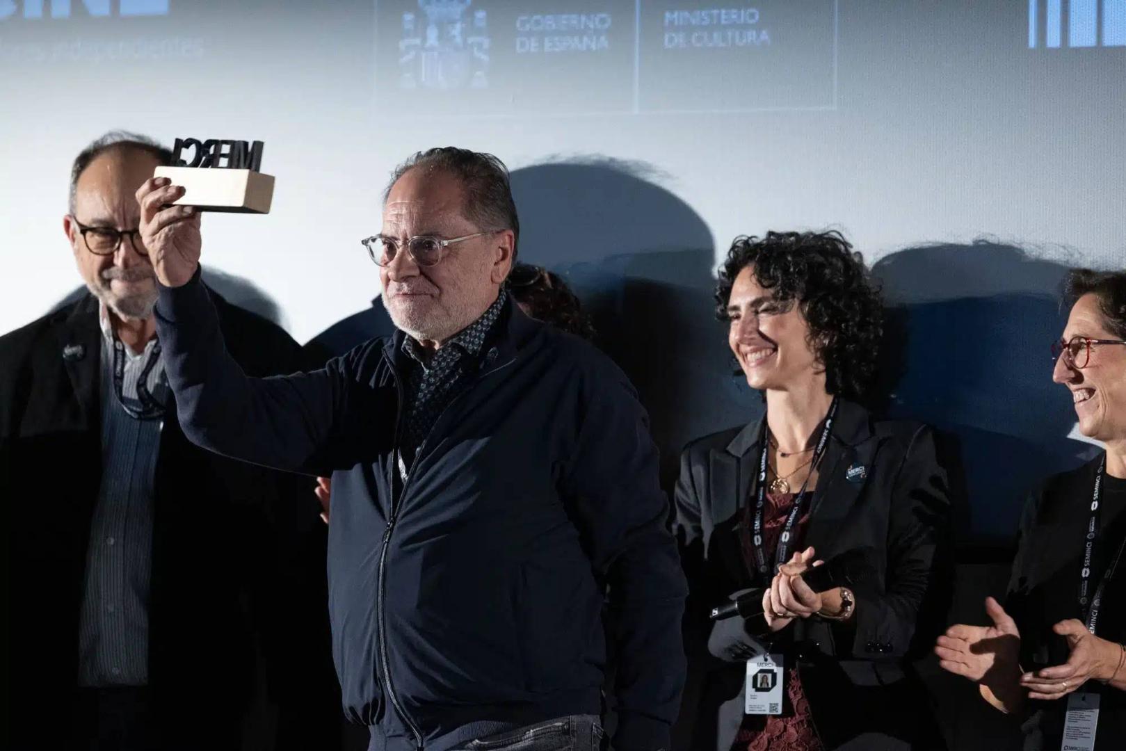 Otilio García muestra el galardón junto con parte del equipo de Golem