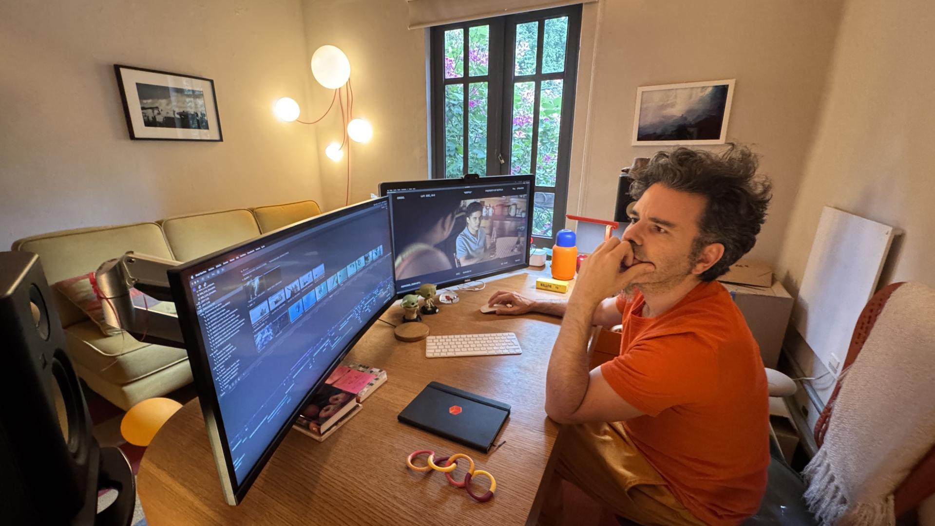 Jorge Macaya trabajando como montador en su estudio Aldea M, en México
