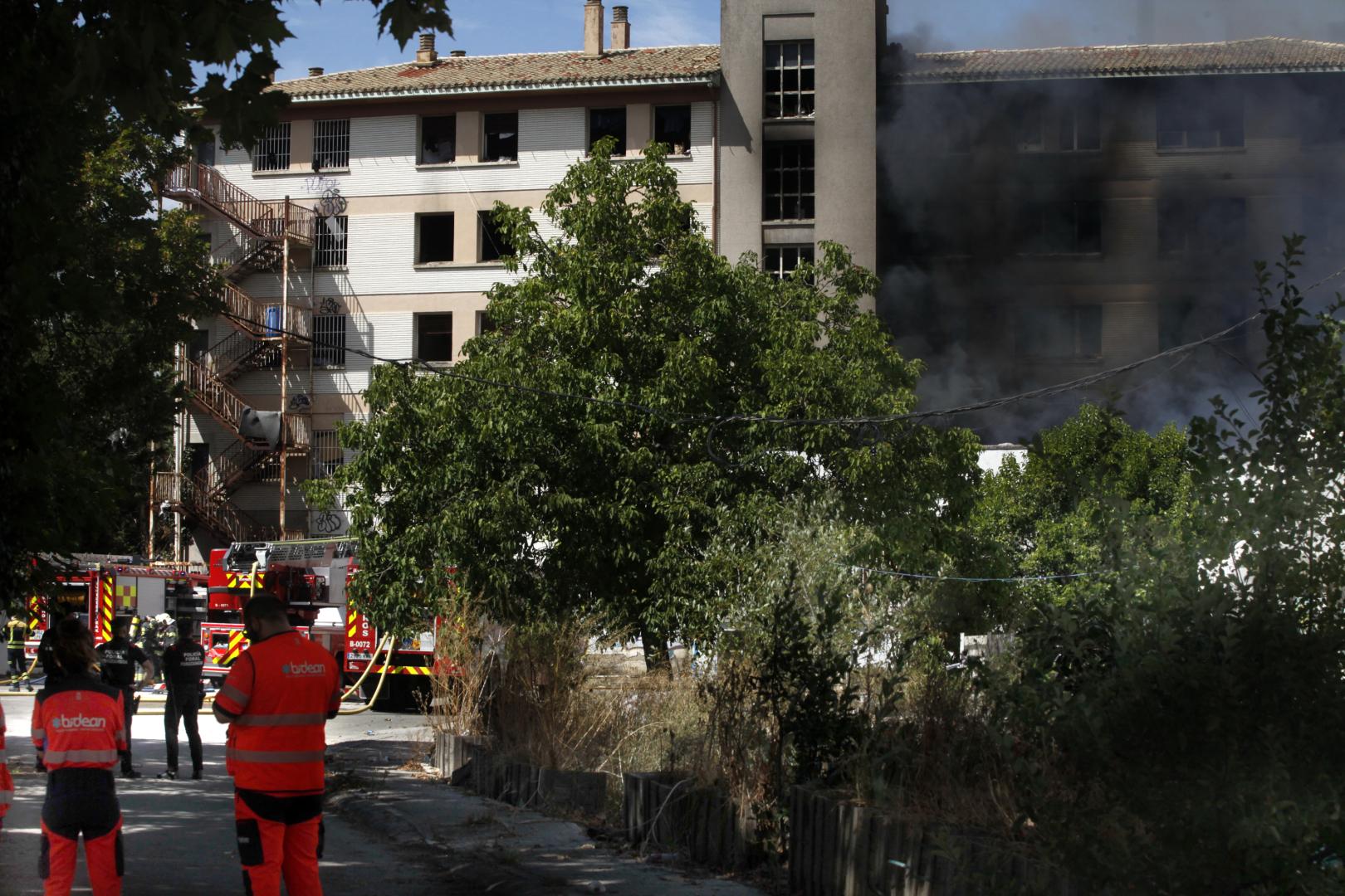Exterior de la antigua ikastola Jaso en una intervención de Bomberos y la Policía Foral en agosto