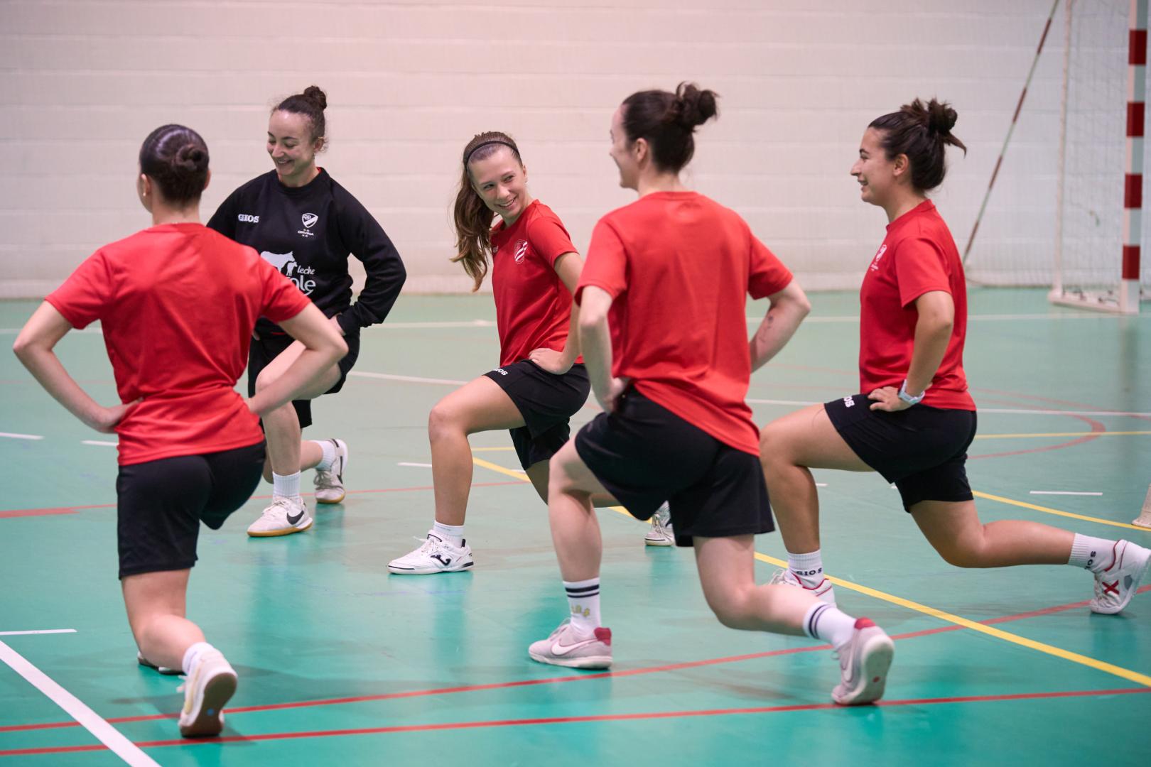Las jugadoras del Orvina estiran en el pabellón de Ezkaba en un entrenamiento previo al encuentro de hoy frente al Bembrive.