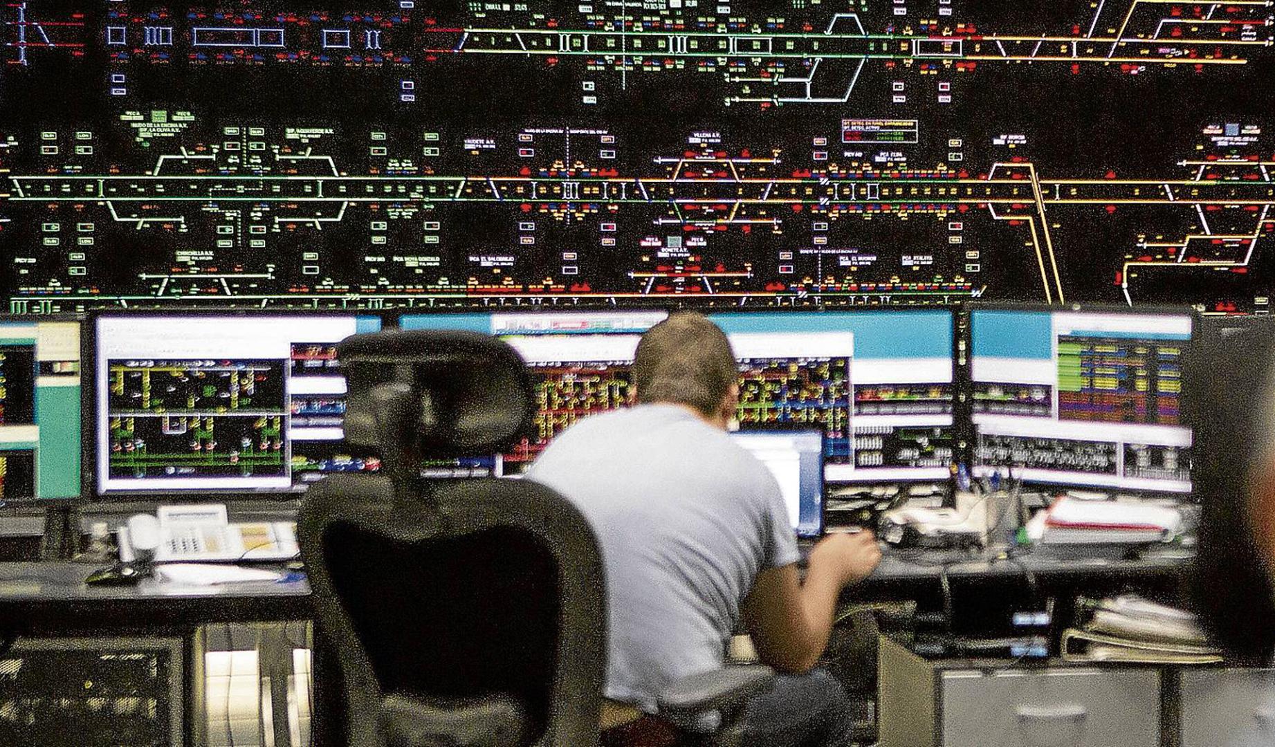 Un operario en la sala de control de Adif en Atocha, repleta de pantallas informativas
