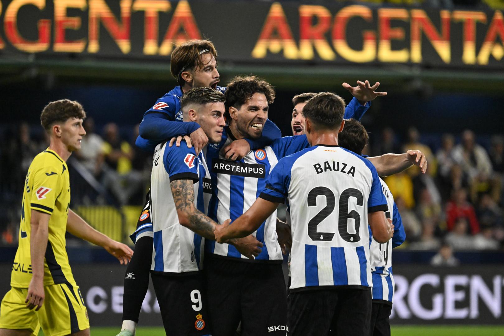 Los jugadores del Espanyol celebra el gol de Leandro Cabrera