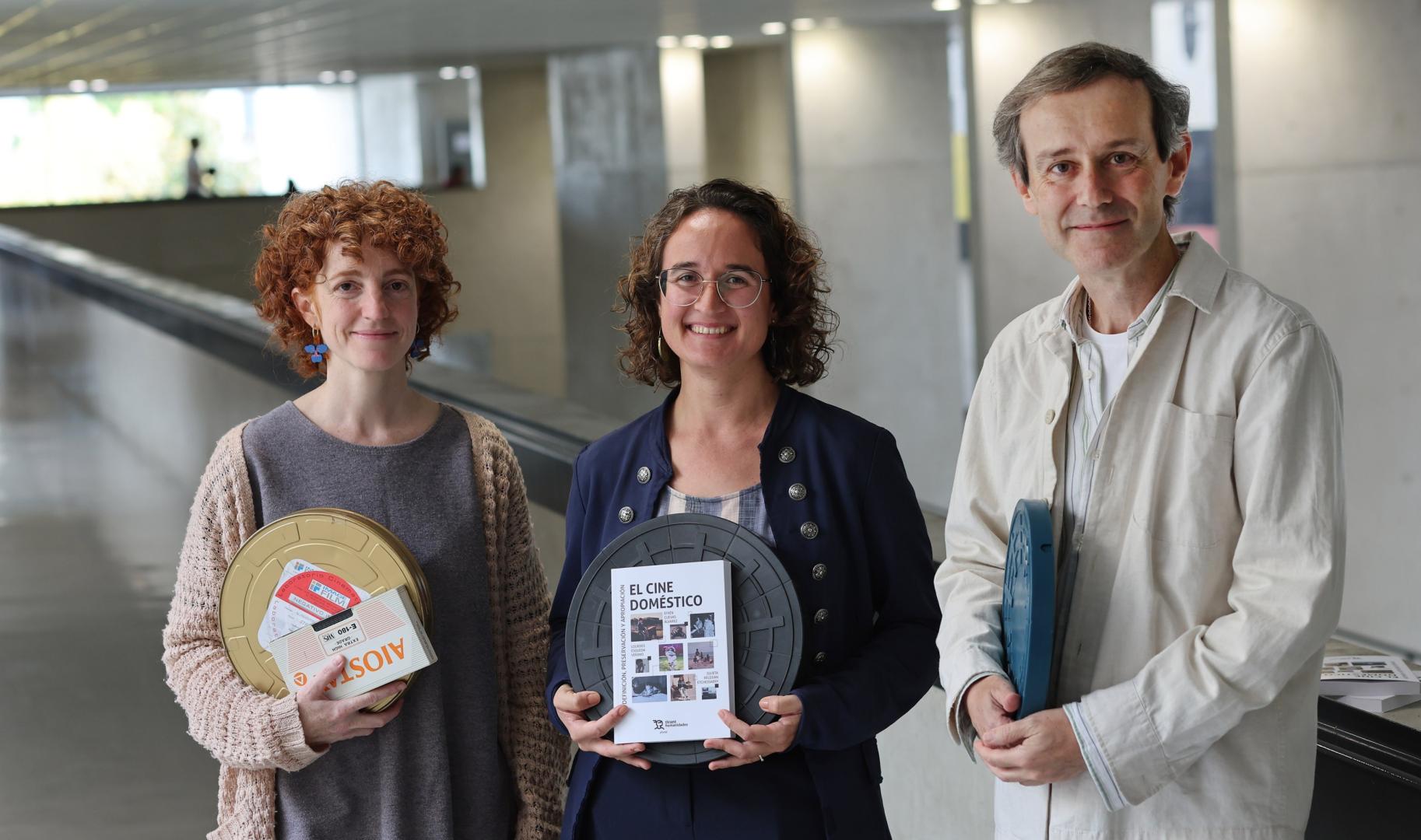 Desde la izda.: Clara Sánchez-Dehesa, Lourdes Esqueda y Efrén Cuevas, en la presentación del libro